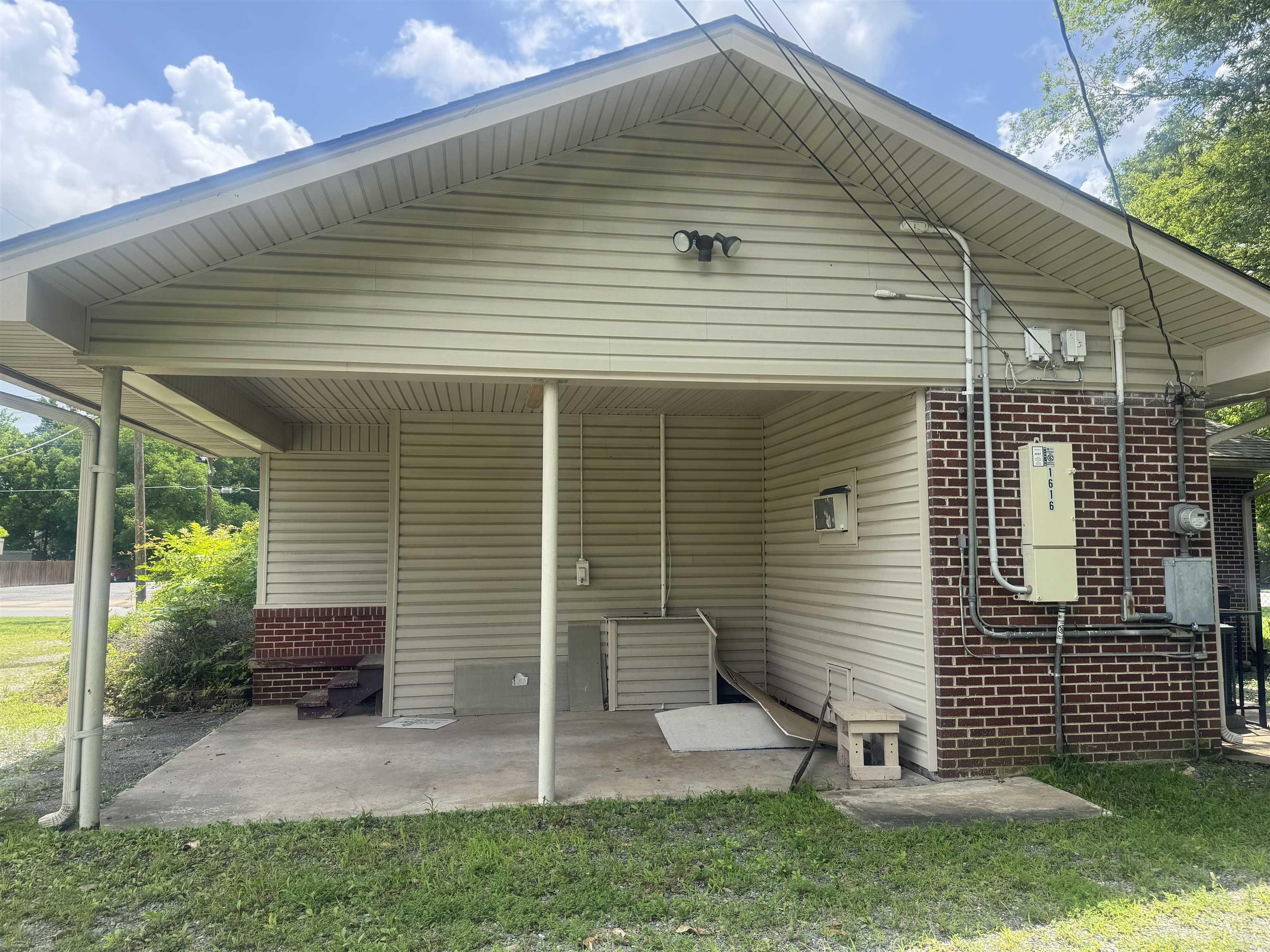 Main image without alt text