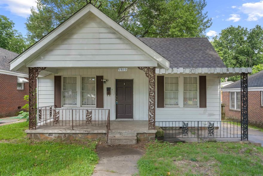 This one is cute! Located in downtown North Little Rock, near Argenta. This cottage features 2 bedrooms, an updated bathroom, and a flex space great for an office. Pretty wood floors throughout the living space and tile in the bathroom. The front porch offers plenty of sitting room in the shade. Tons of potential waits in the backyard. There is a detached building with a kitchenette. This detached building  is not included in the square footage, all bonus. New insulation in the attic Oct 2023! HVAC, hot water heater, and roof are all less than 5 years old.