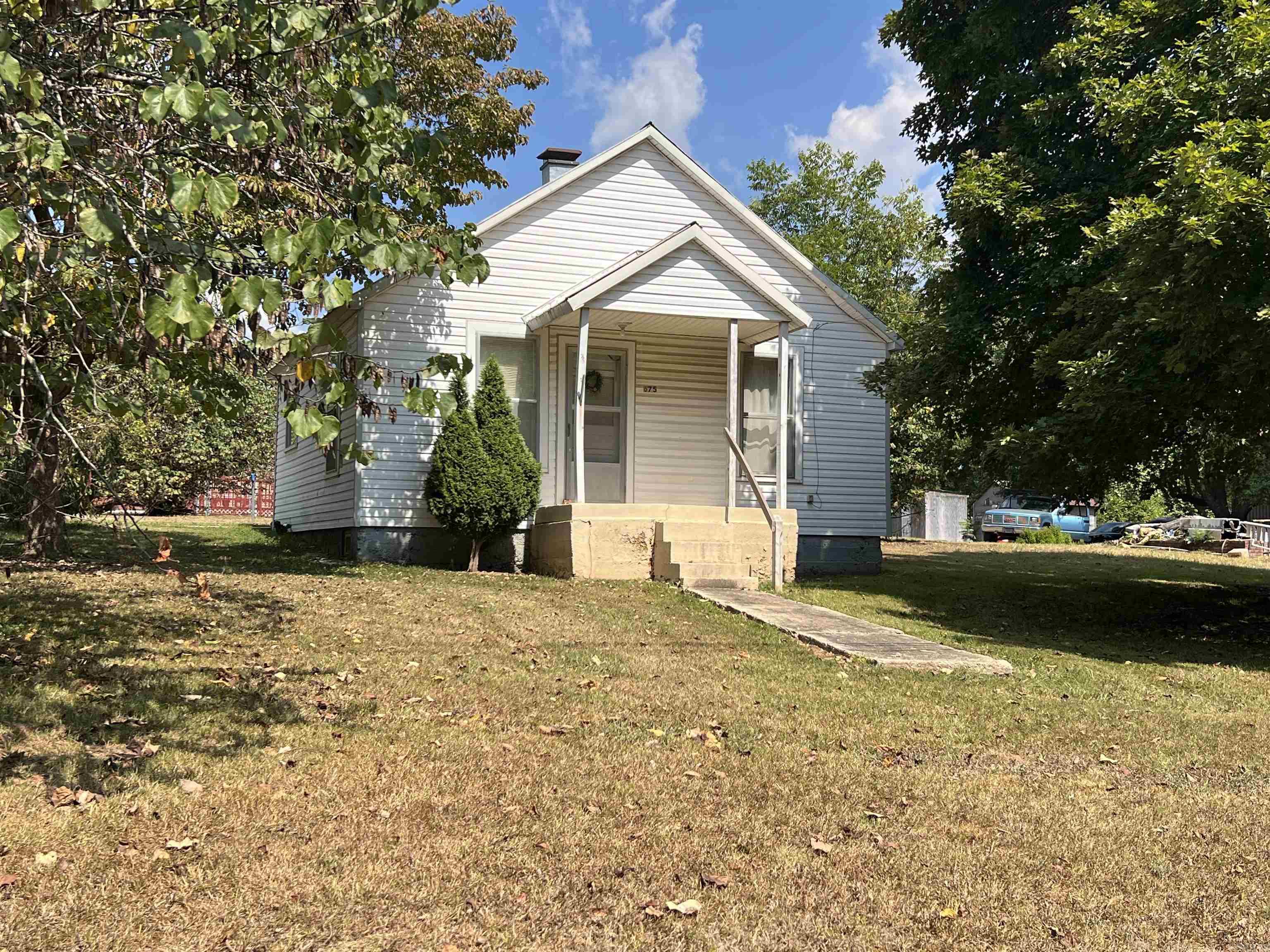 BUNGALOW IN TOWN Prime set up for a get away close to Spring River for fishing and boating or make your permanent home. Comes with 4-room, 2-bedrooms, bath, washer & dryer hook ups. Comes with electric cook stove and refrigerator, central heat and air. Good corner level yard area for easy maintenance. Itās move in ready @ $74,500