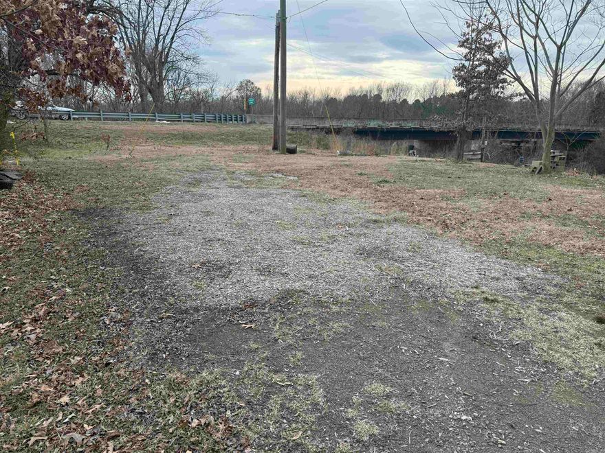 Enjoy the beautiful Little Red River while you sit on the bank, hearing the water gently flow. Minutes from Searcy or I 57.   This will be a parking lot for one RV with water, and power hookups at this fee. There is two  RV parking spot close if you have someone you would like to live by, for a additonal fees for each RV.