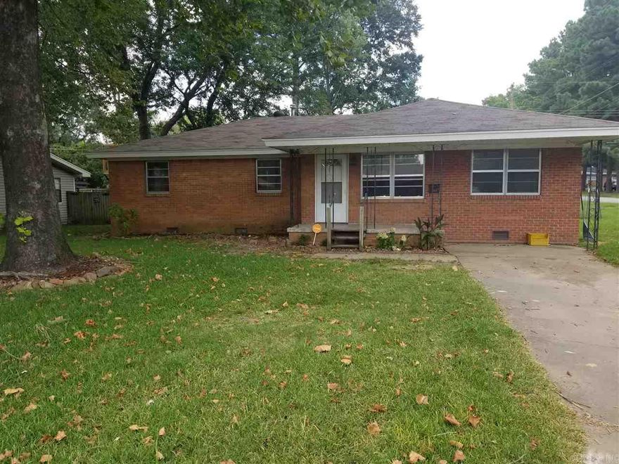 Please contact Century 21 Prestige Realty at 501.982.7474. 3 bedroom 1.5 bath home available. Storage bldg. Lease terms 12 months, $875 deposit, $35 app fee. Apply online c21prjxrentals.com