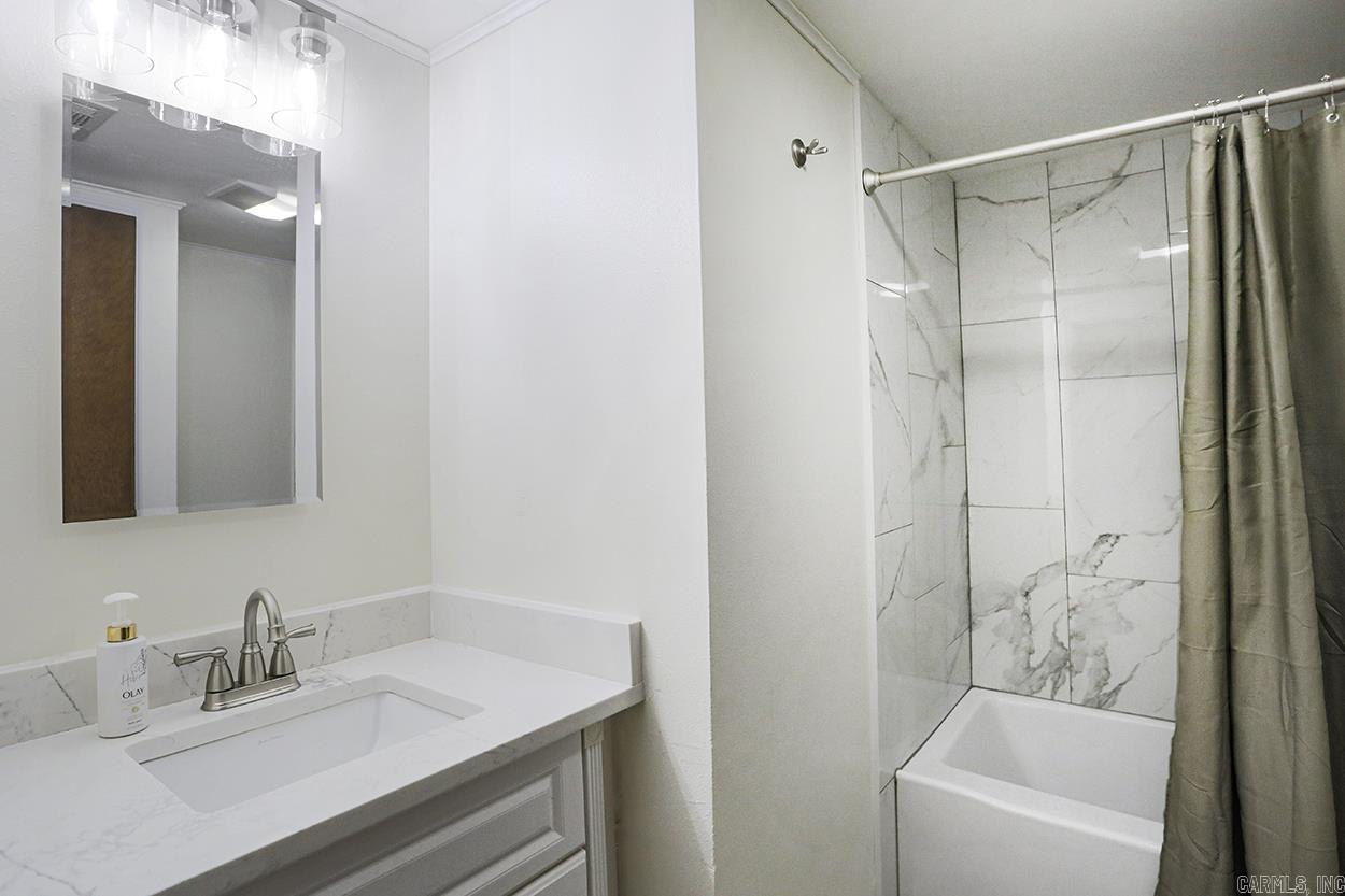 LEAWOOD MANOR - Residential