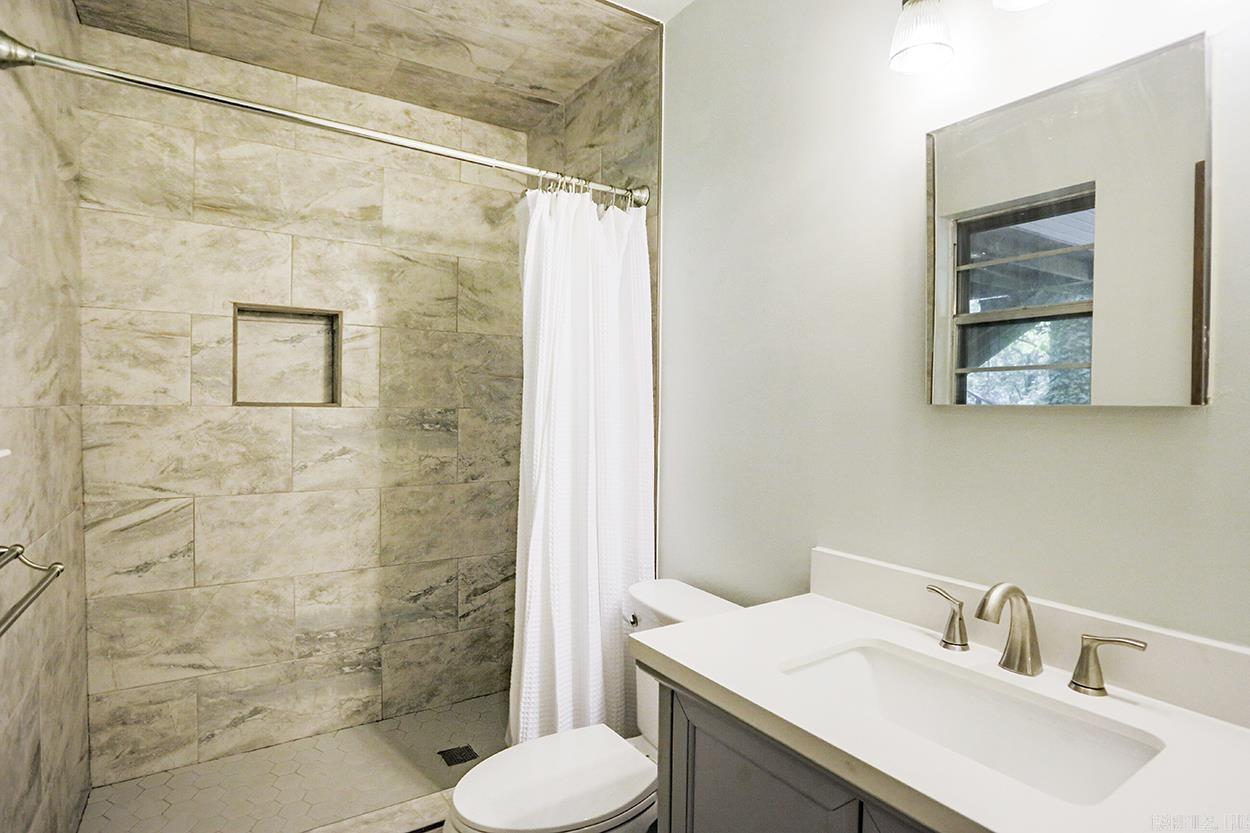LEAWOOD MANOR - Residential