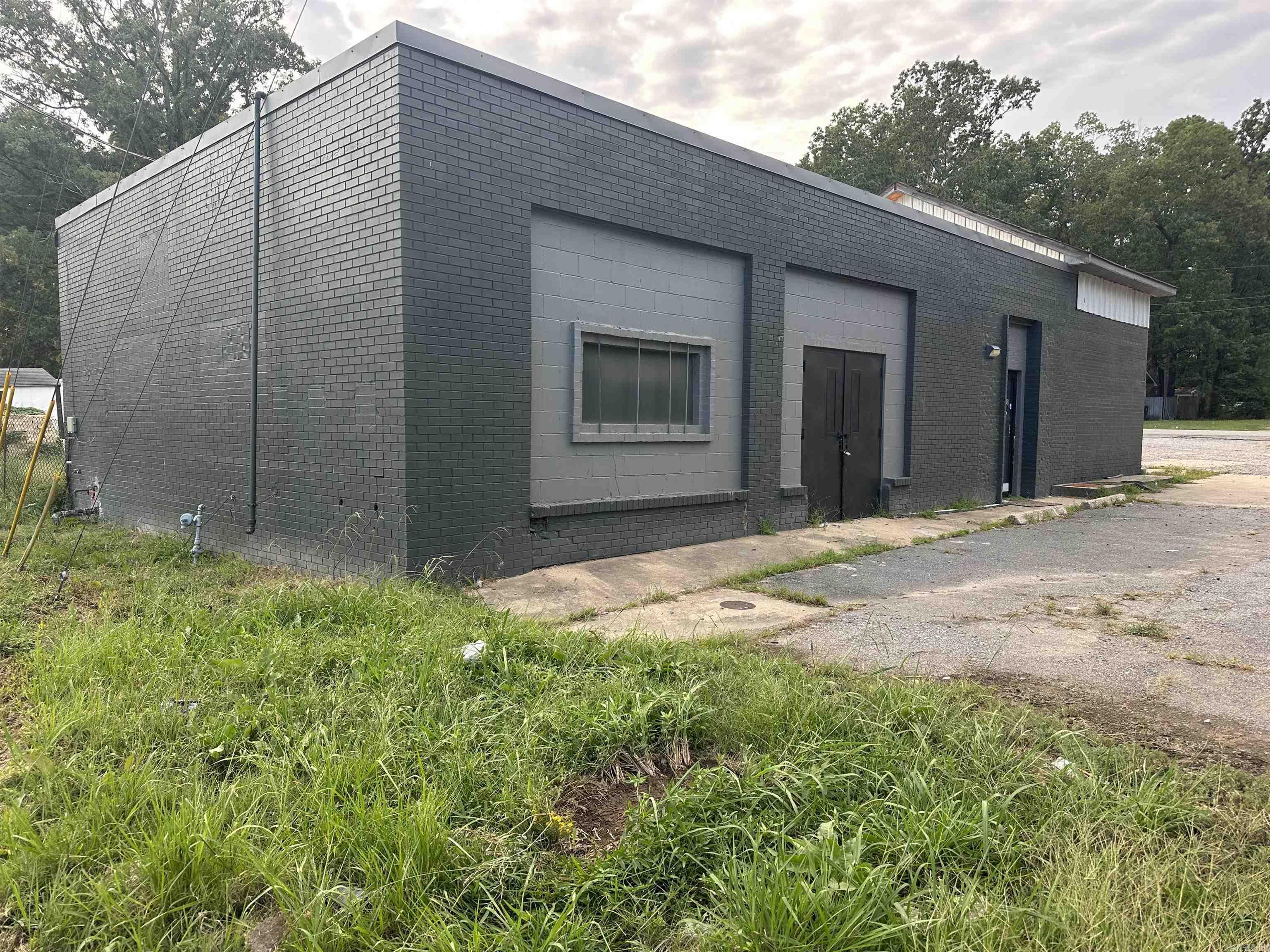 Commercial Property For Sale – Prime Southwest Location 2 Buildings | Endless Potential | Located on Chicot Rd Don't miss this unique opportunity to own your own commercial space in the heart of Southwest. This property includes "two versatile buildings" with plenty of potential for income, business use, or investment. Building 1: Currently operating as a **restaurant/bar**, this space is ready for your culinary or hospitality vision. Whether you're an entrepreneur looking to start a small restaurant or an investor seeking rental income, this building is move-in ready with recent updates. Building 2: A storage/warehouse building featuring three separate rooms that can easily be converted into "offices, studio space, or additional rental units." Great for small business owners, freelancers, or creative entrepreneurs. Located directly on Chicot Road – excellent visibility and traffic Flexible space – perfect for a variety of uses Ideal for owner-occupants or investors Why keep renting when you can own your own space or rent to other small business owners and generate income? The opportunities here are endless. Hablamos Español