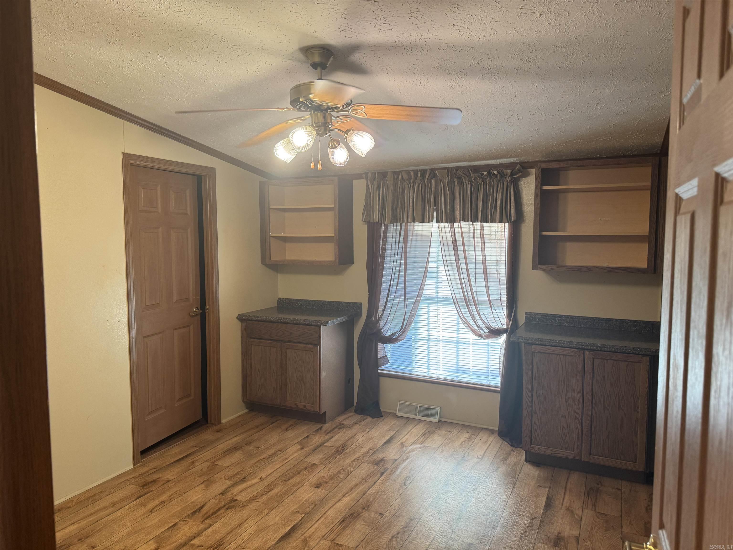 LONSDALE, TOWN OF - Residential