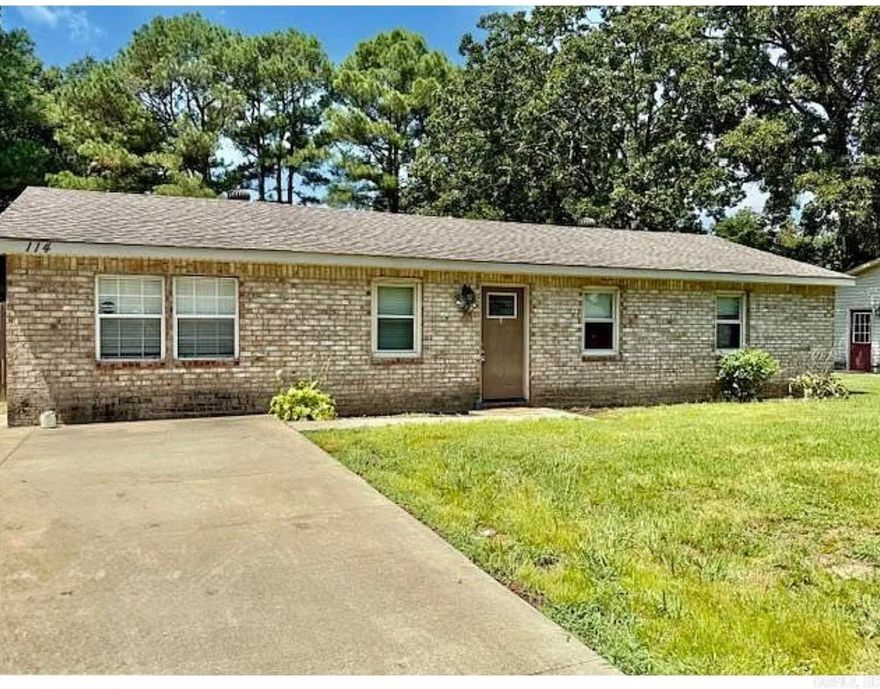 3 bed 2 bath large backyard