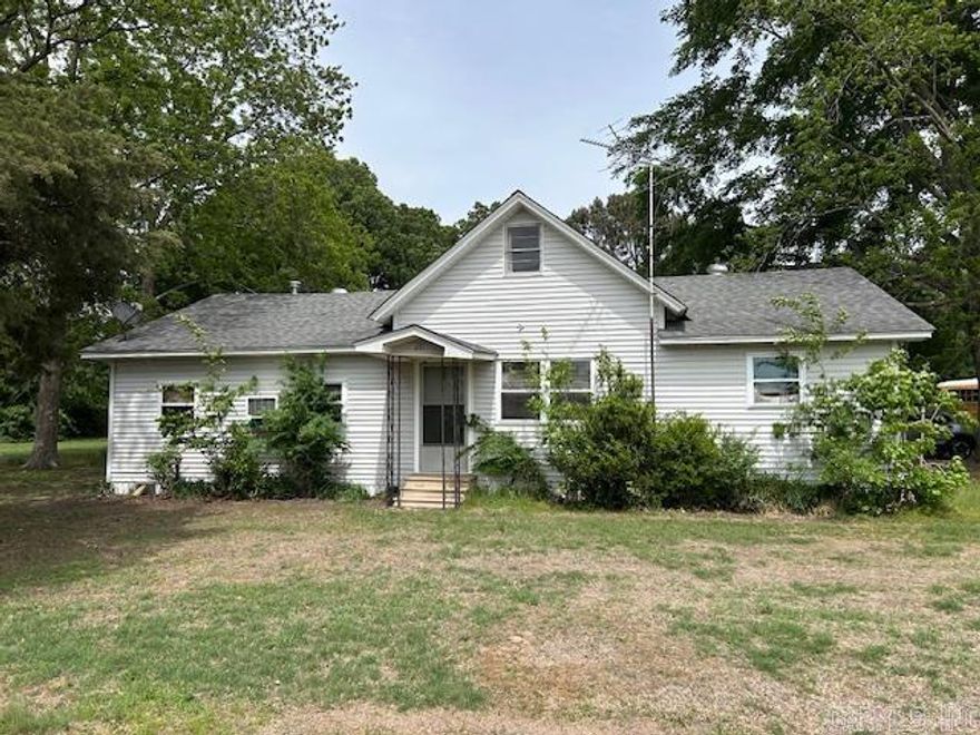 Take a look at this great country home sitting on a spacious lot with lots of possibilities to grow , add on or ??? Country living close to Stuttgart and other areas.