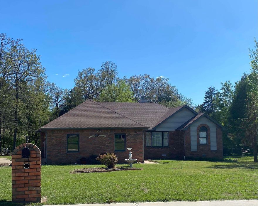 All brick 3 bed/2.5 bath home located in Mtn. Home close to golf course, shopping, and Cooper Park.