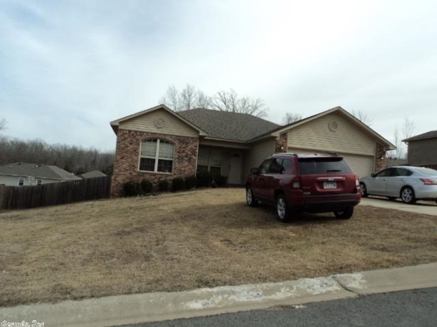 Great home in nice Subdivision close to interstate for easy commuting. Hugh fenced backyard with deck, trey ceilings, great floor plan.