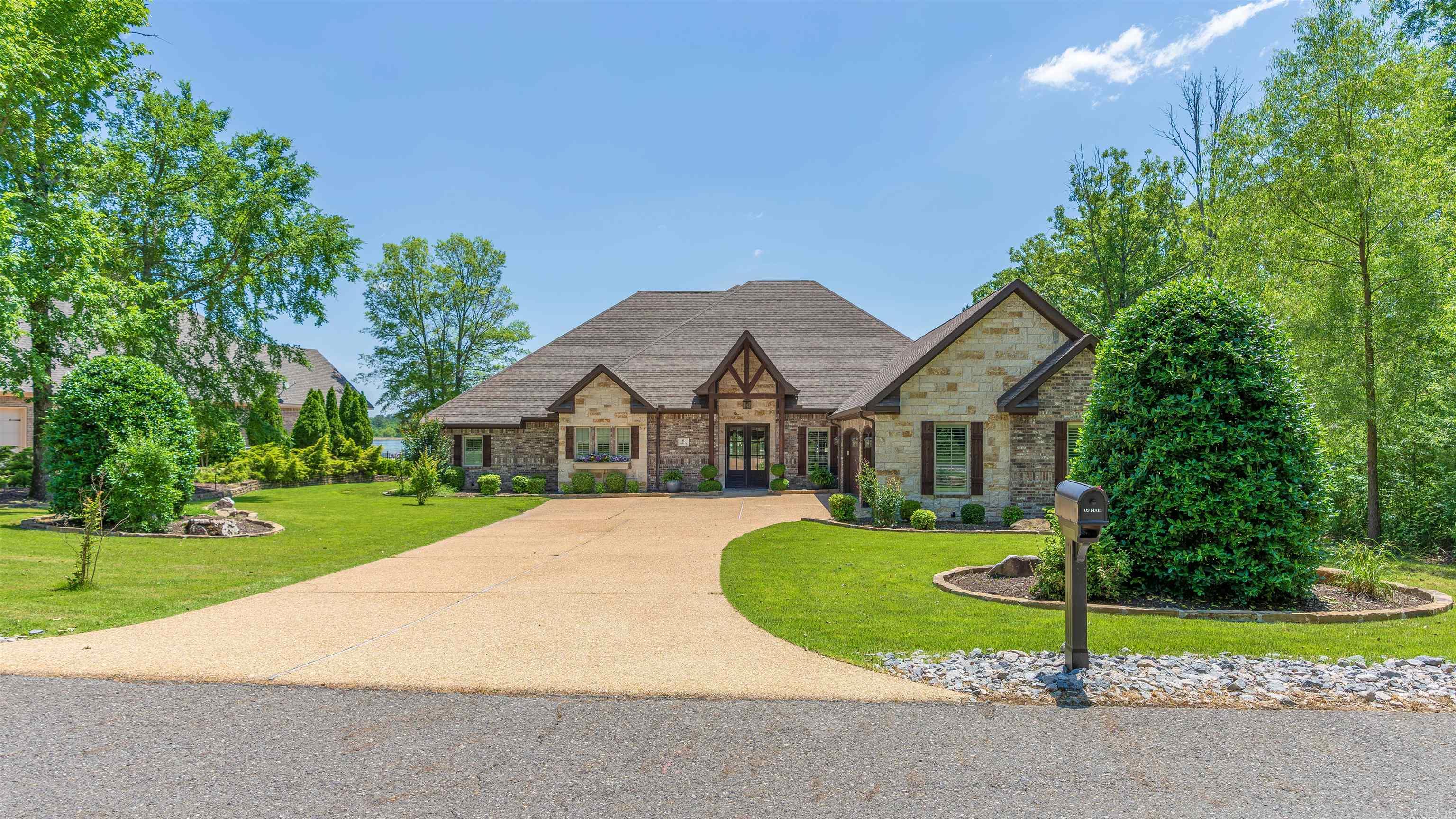This is a well maintained, well built home on beautiful Lake Maria in North Americas largest gated community. Divided bedrooms, level lake front - with a large view of Lake Maria.