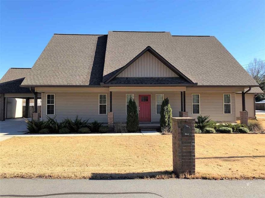 This cutie on the corner is ready for YOU! Open floor plan is great for entertaining or relaxing! Additional bedroom upstairs could also be an office or additional entertaining space. Jacuzzi tub in the master bath is perfect for relaxing after a long day. Convenient to everything, including the schools. This one has it all and more! Let's go see it today!