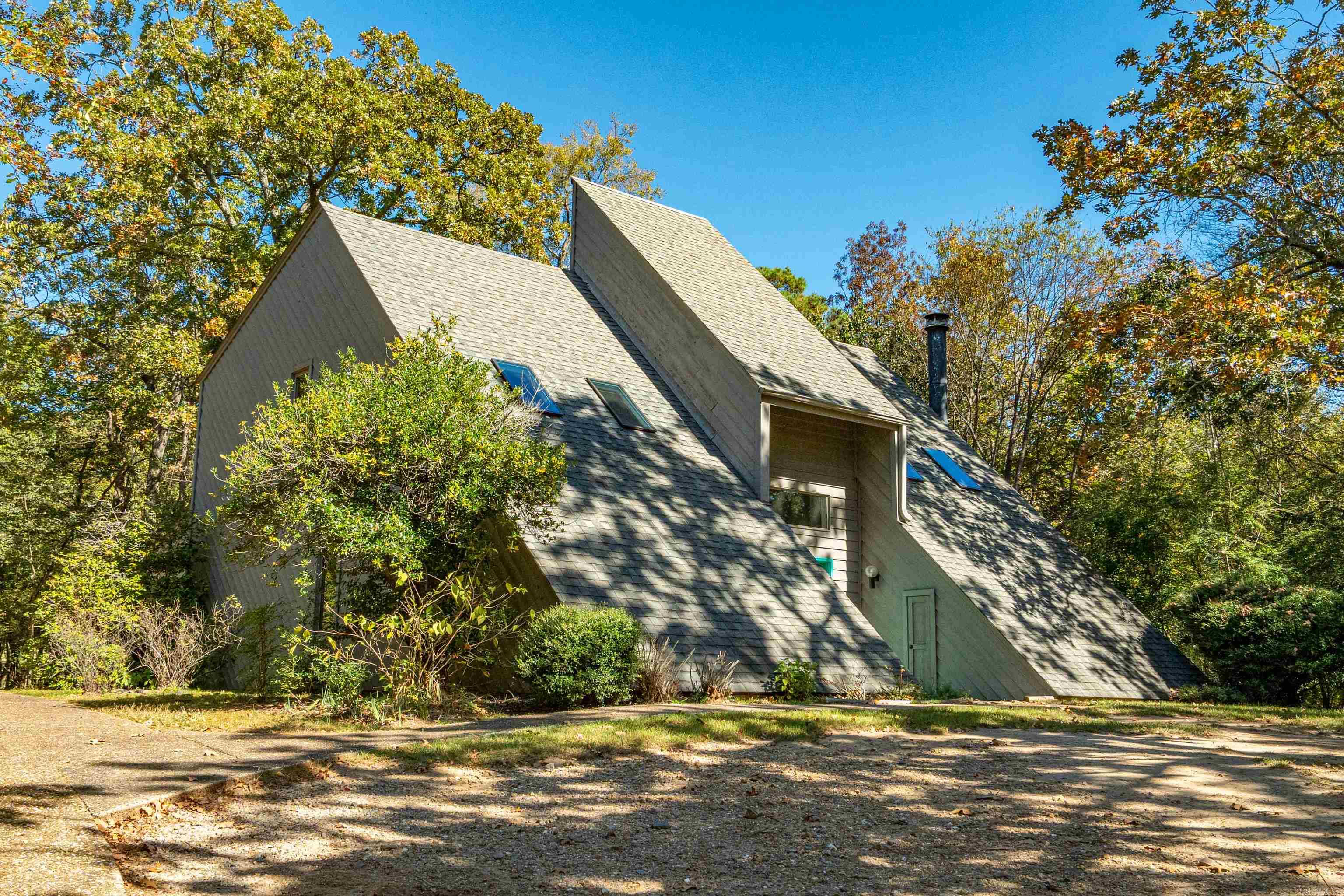 Fantastic location and a rare opportunity! This unique home sits on a spacious 3.24 acre wooded lot that extends toward Peninsula Drive. The property offers exceptional privacy and endless potential to make it your own. Surrounded by nature and just moments from beautiful Lake Hamilton, this home is ready to be reimagined and brought back to life. Whether youāre looking for a private retreat or a renovation project, this property is full of possibilities. *Agents See Remarks**