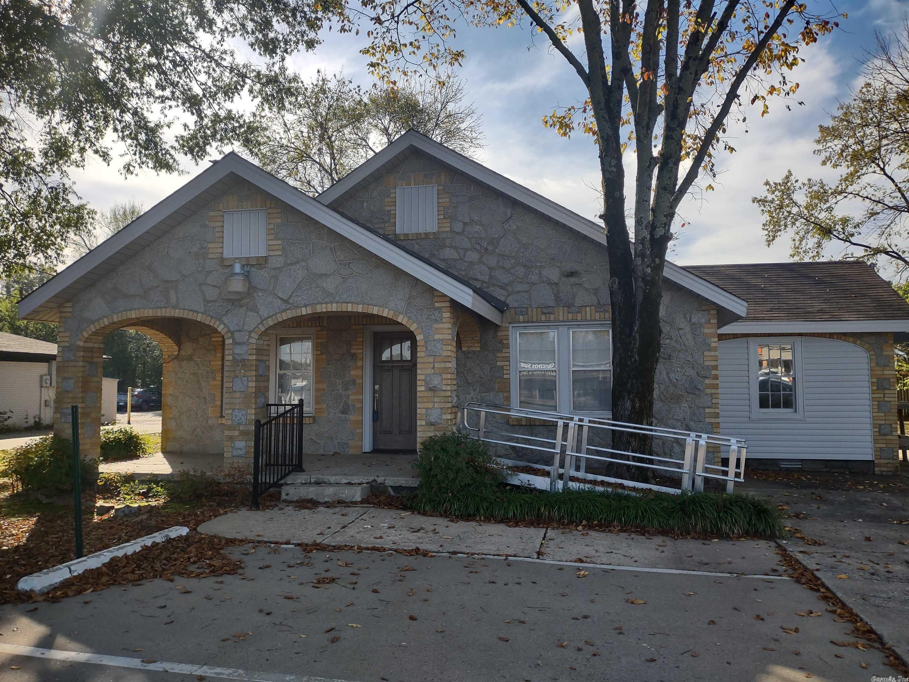 1960 square feet of commercial space to use for your new business! This space offers 2 bathrooms and up to 8 rooms that can be turned into offices or rooms in a salon or med spa. Make your business goals a reality!
