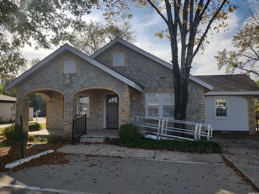 1960 square feet of commercial space to use for your new business!  This space offers 2 bathrooms and up to 8 rooms that can be turned into offices or rooms in a salon or med spa.  Make your business goals a reality!
