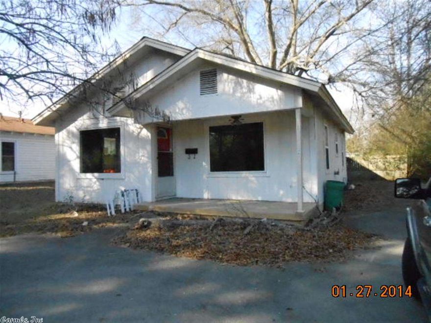 ***This property is now under auction terms.  All bids are to be submitted through www.auction.com   This property is subject to a 5% buyer's premium pursuant to the Auction Terms & Conditions (minimums may apply).  Please contact listing agent for details.***    Low payments on home in town or investment for rental.  Agents see remarks.