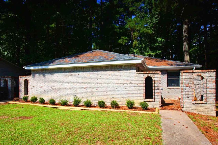 Newly renovated 2bd/1ba duplex in Jacksonville ! nice  flooring and paint . new  kitchen, and appliances ! It's cute and cozy and move in ready !  Give us a call 501-232-8964