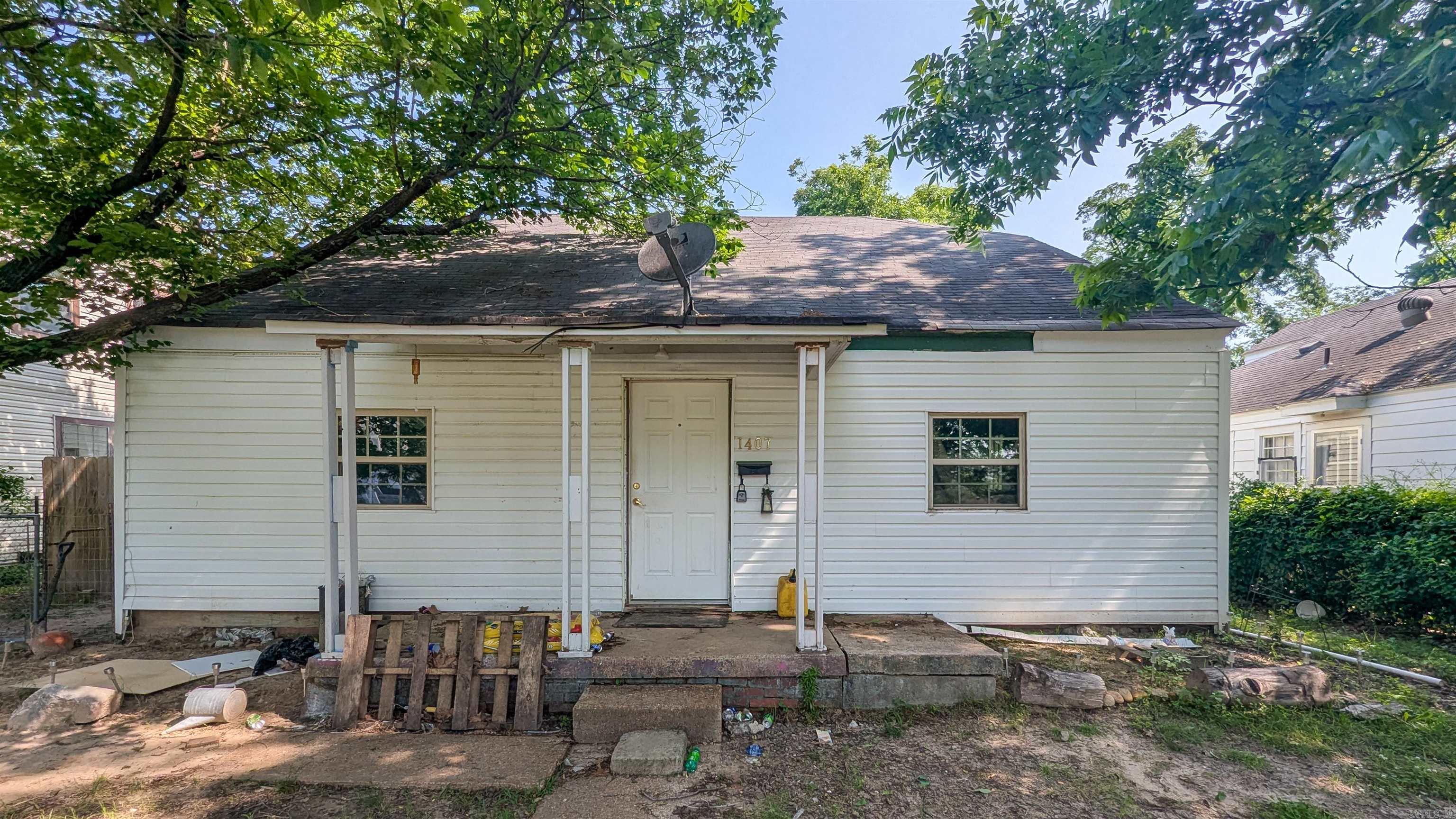Spacious & versatile! This 5 bedroom & 3 full bath, partially updated former duplex is bursting with possibilities! ?? Perfect for expanding or tapping into rental/investment vibes! ?? Plus, stay eco-friendly with solar panels! ??? #HomeSweetHome #InvestmentGem Legal Description: Lot 13 Block 9 of Dills 2nd Addition, city of Newport, Jackson County, Arkansas. (Parcel #013-01681-000)