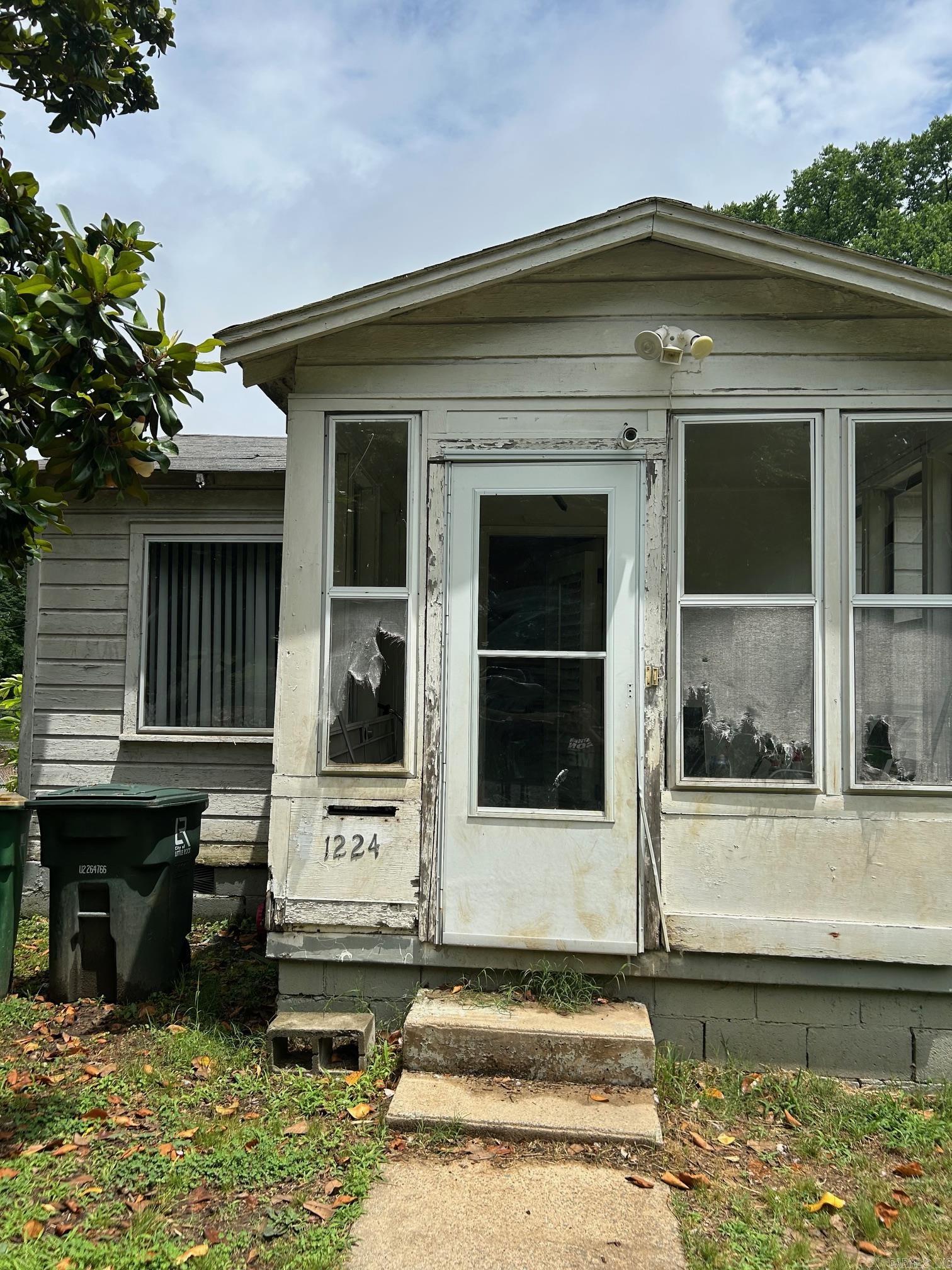 Cozy small home ready for some one to give it some TLC and make it their own . Near Downtown and minutes away from freeway . Down the street from Children hospital .In a Up and coming neighborhood.