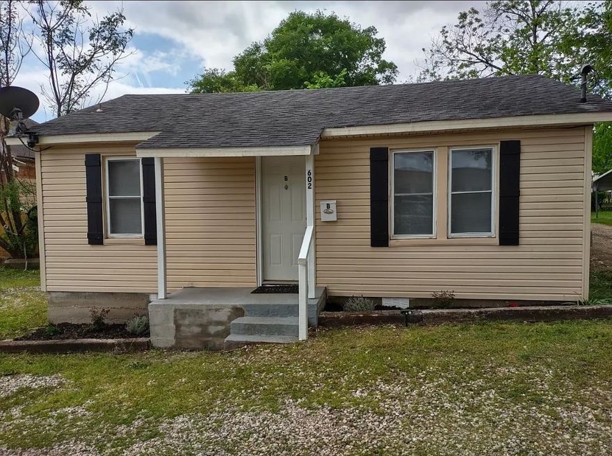Welcome to this charming 1 bedroom, 1 bathroom house located in the beautiful city of Hot Springs, AR. This cozy home features a convenient washer and dryer, eliminating the need for trips to the laundromat. With no carpet throughout, cleaning and maintenance are a breeze. The kitchen comes equipped with a refrigerator, making meal prep and storage a cinch. Don't miss out on the opportunity to make this lovely house your new home. Contact us today to schedule a viewing!