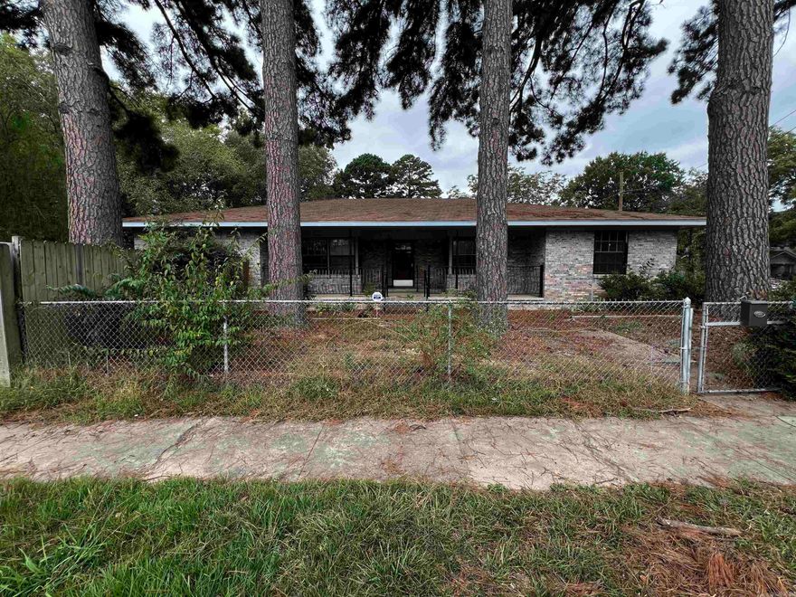 Calling all investors! Perfect opportunity to add to your portfolio. Sold "AS IS" agent please see remarks.