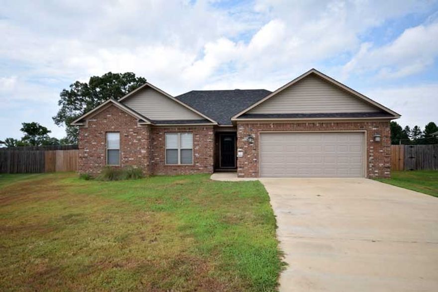 This like new home is located in the wonderful Eaglebrook Estates Subdivision. It has 3 bedrooms, 2 bathrooms, and a fully fenced backyard. This home will not last long.