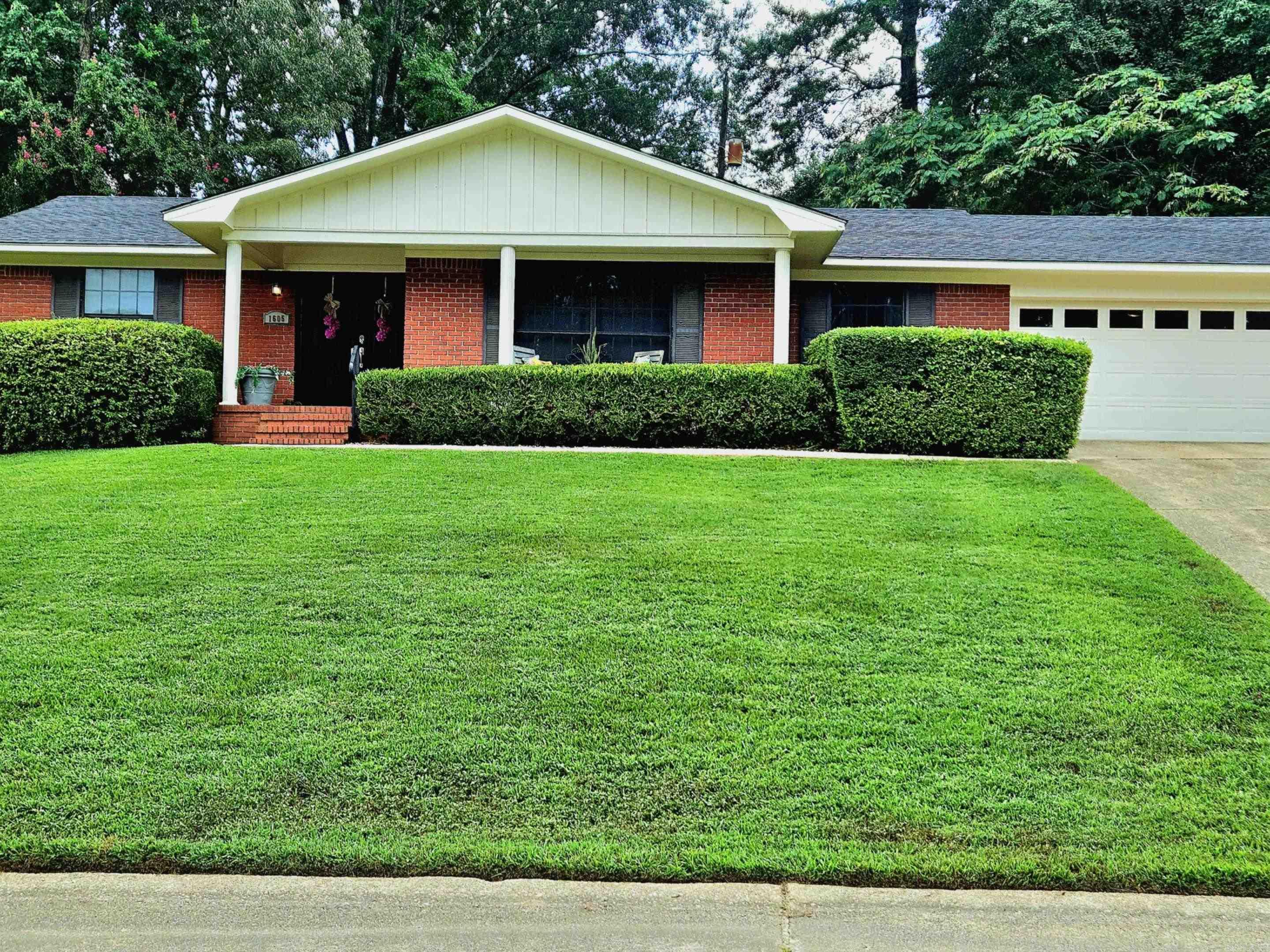 Beautiful Move in Ready Home..3BR 2BA, 1818 sqft, New Roof, New A/C, Granite Countertops, 2 Car Garage