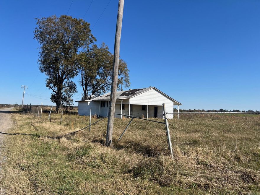 980 Square Foot rural home on 2.8 acres needing repairs. Land is in a great location with possibilities.  Fenced(partially) .