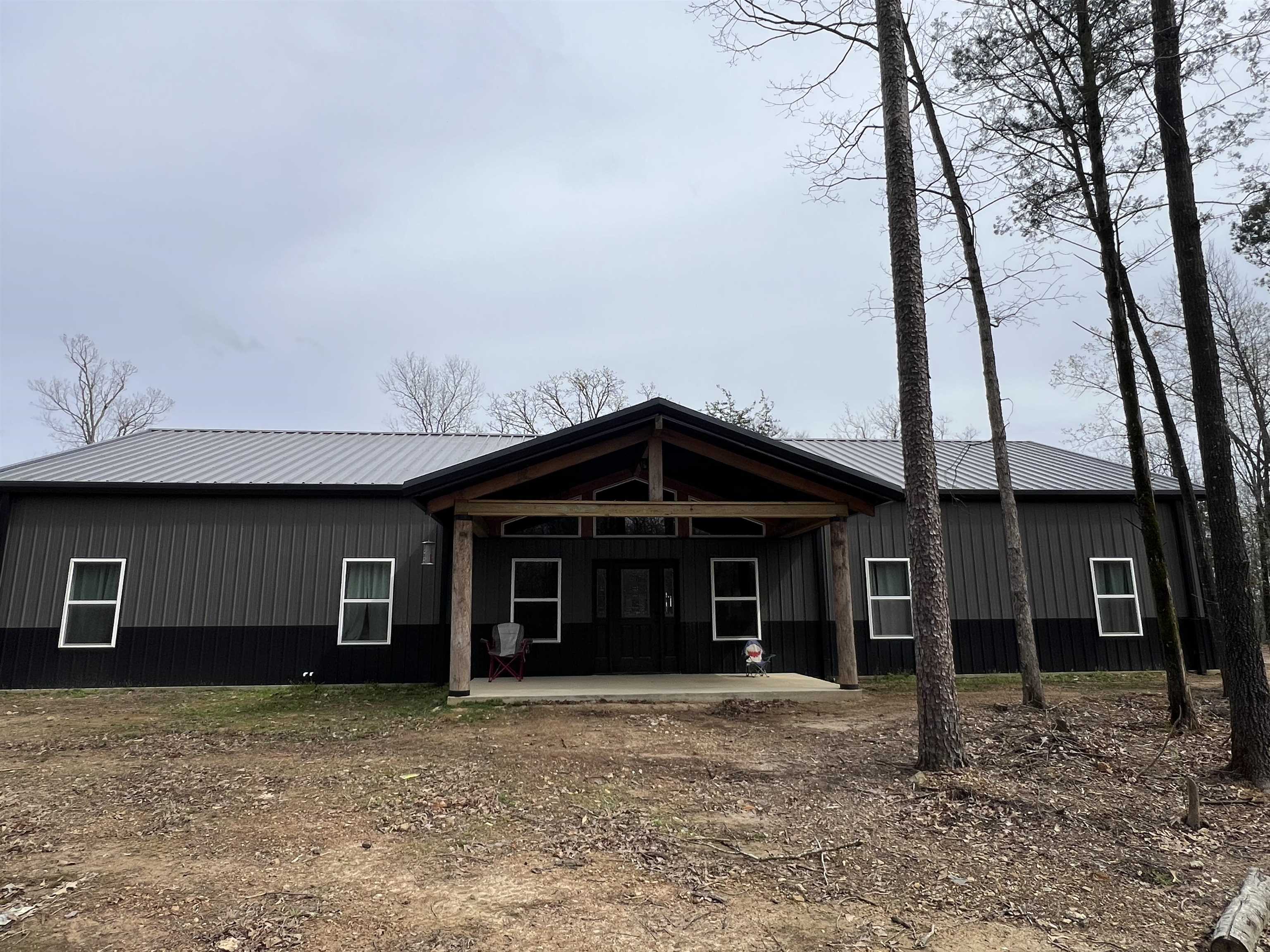 Five-bedroom 2 and 1/2 bath steel home with cathedral ceilings and 1420 sq ft of upstairs bonus space.Ā Home is located in rural Arkansas, secluded by Ouachita National Forest near the Mountain Fork River. Wake up to beautiful Mountain Views from your back porch.