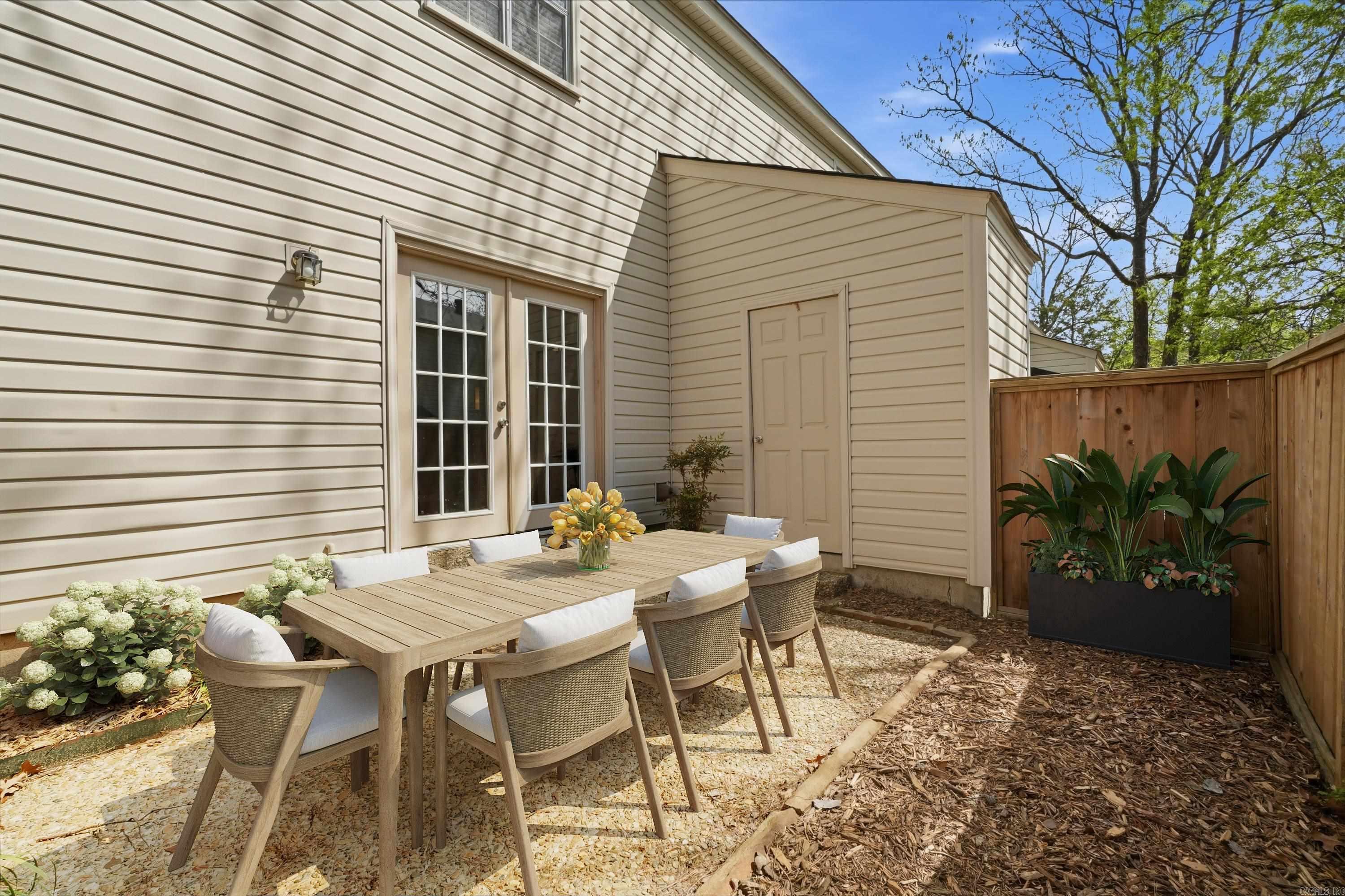 KINGSBRIDGE TWNHSE - Residential