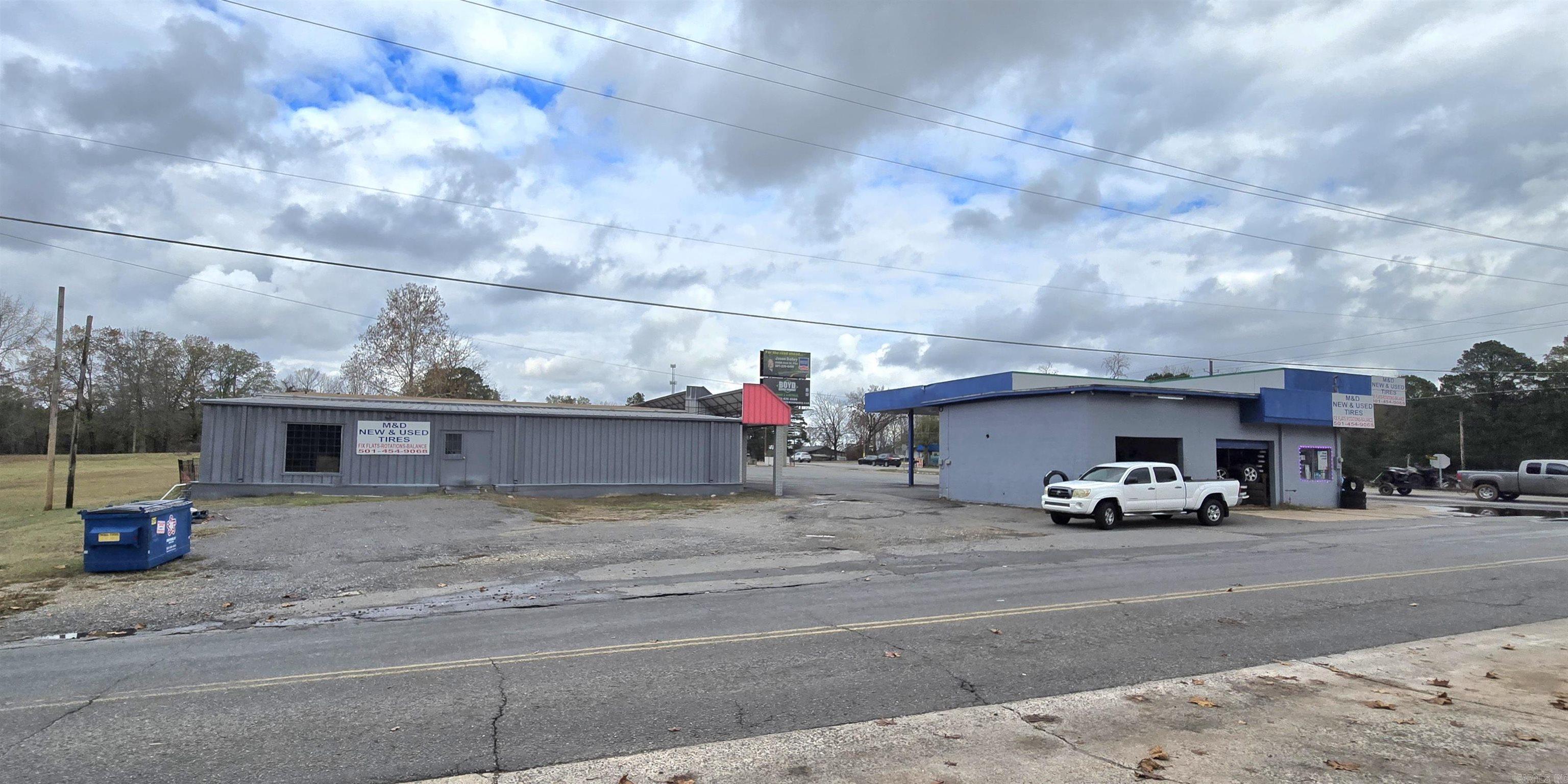 Main image without alt text