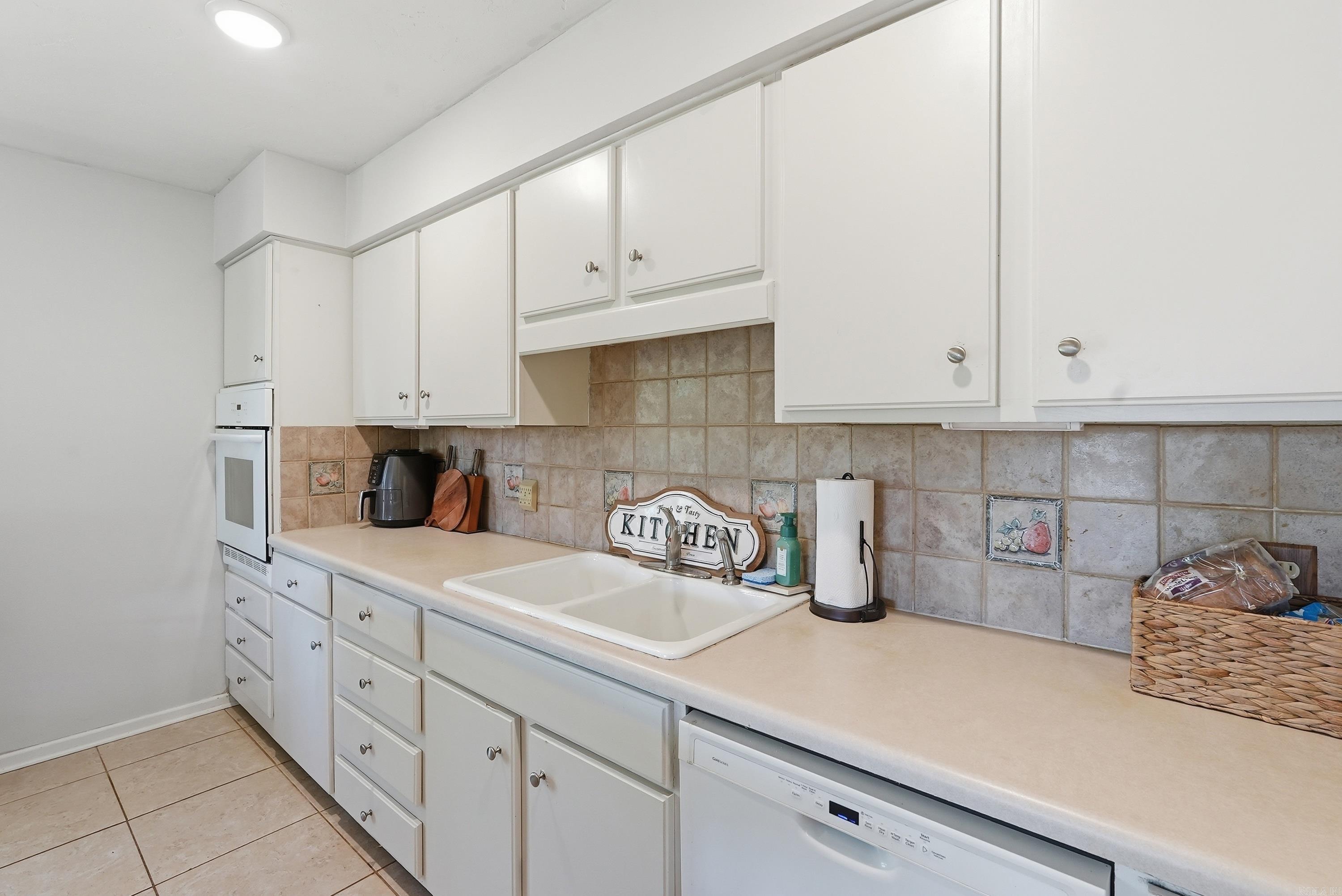 RIVER OAKS ESTATES - Residential