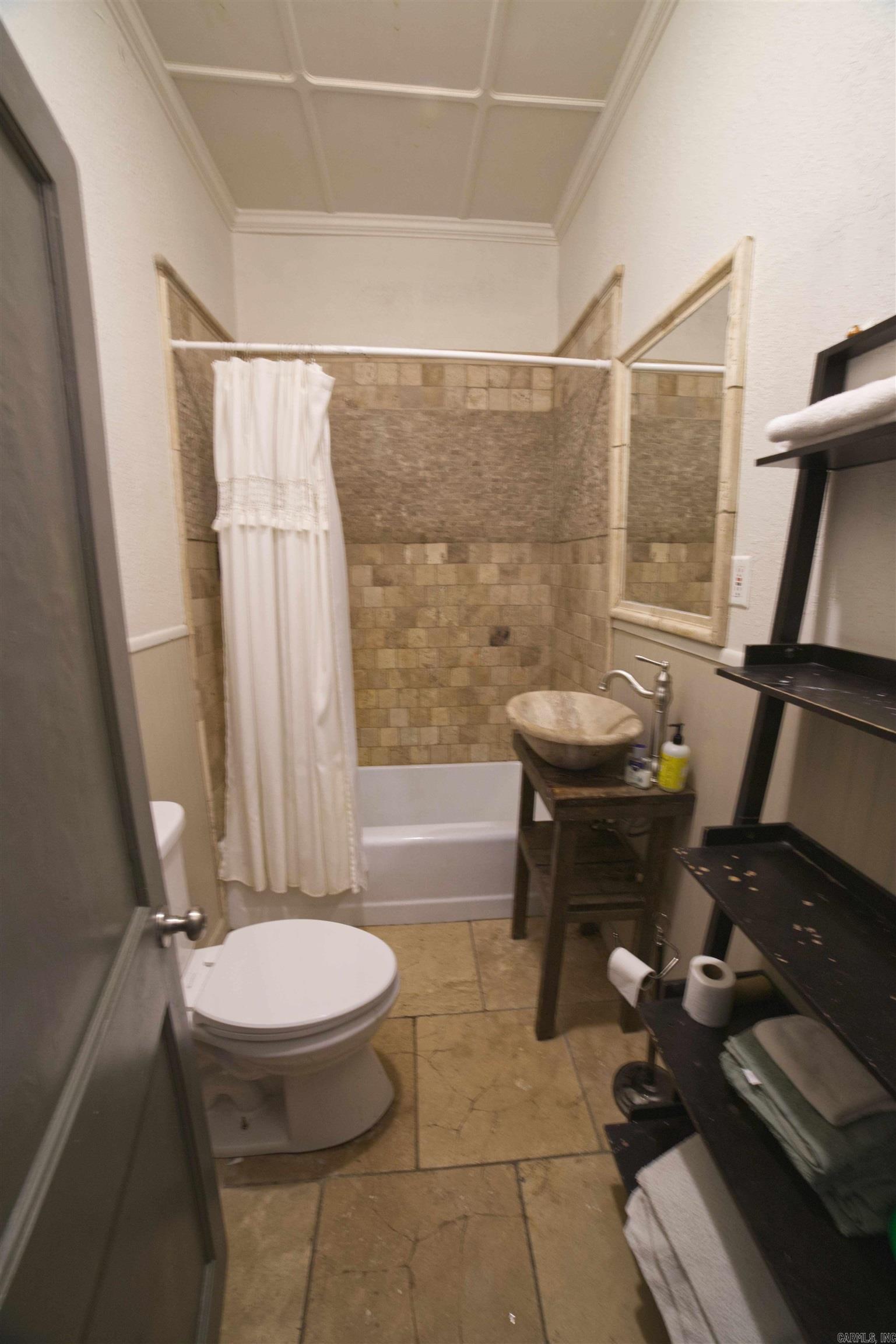EAST BROADWAY - Residential