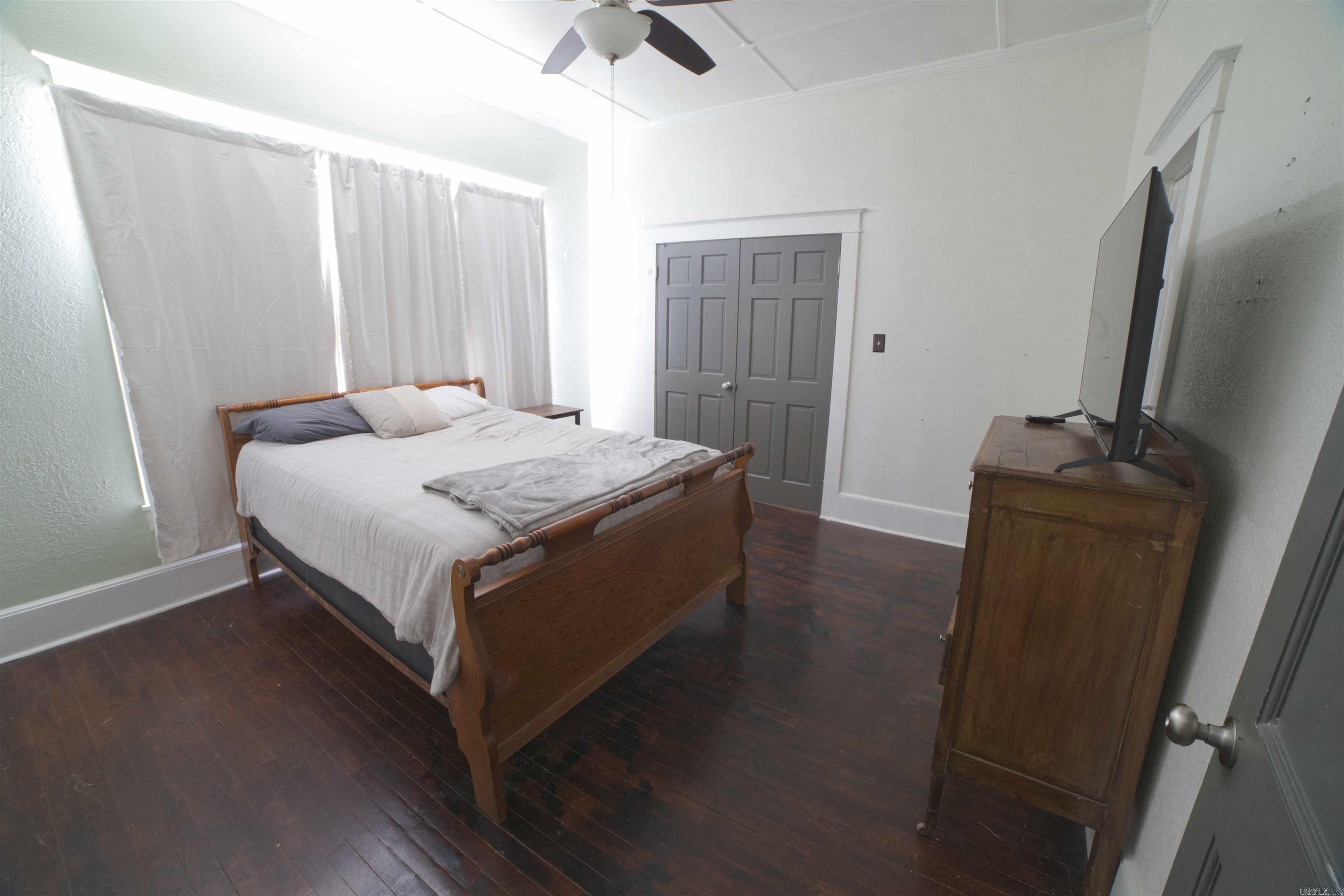 EAST BROADWAY - Residential
