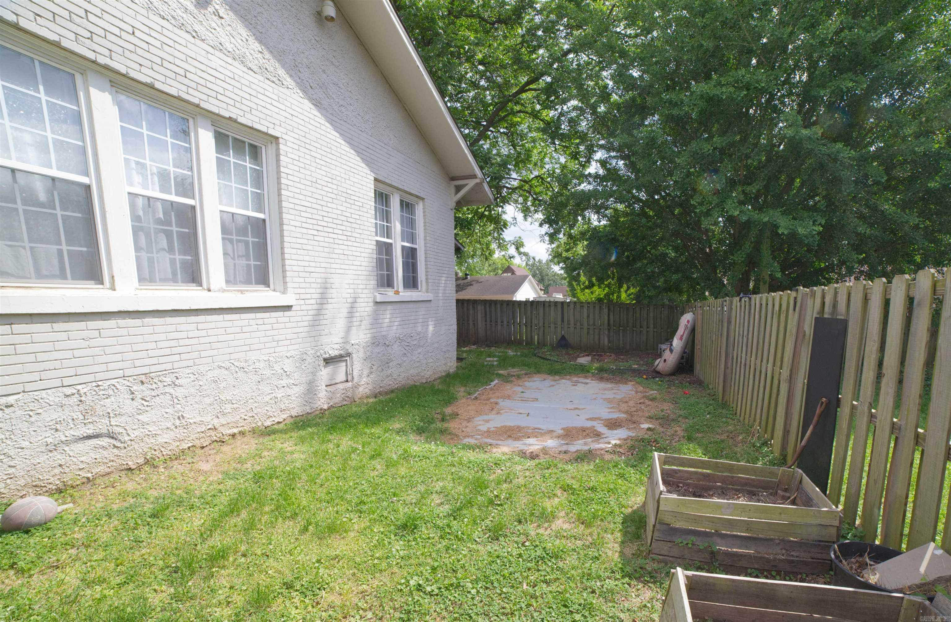 EAST BROADWAY - Residential