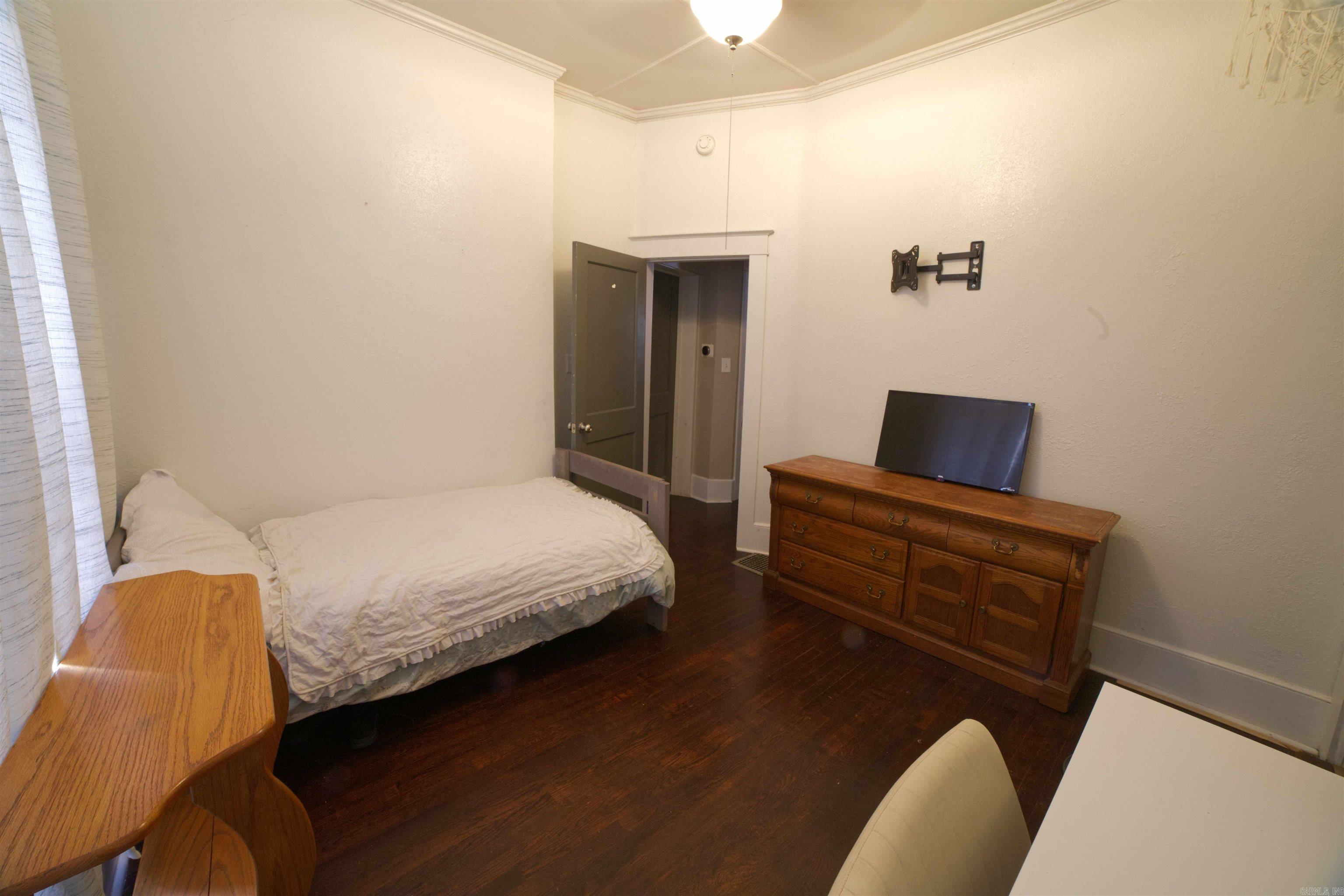 EAST BROADWAY - Residential