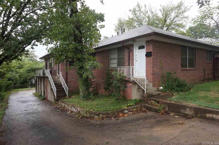 This cozy two bedroom apartment in the rear part of a triplex. It has private parking and small balcony. Hardwood floors ,ceiling fans and much more.