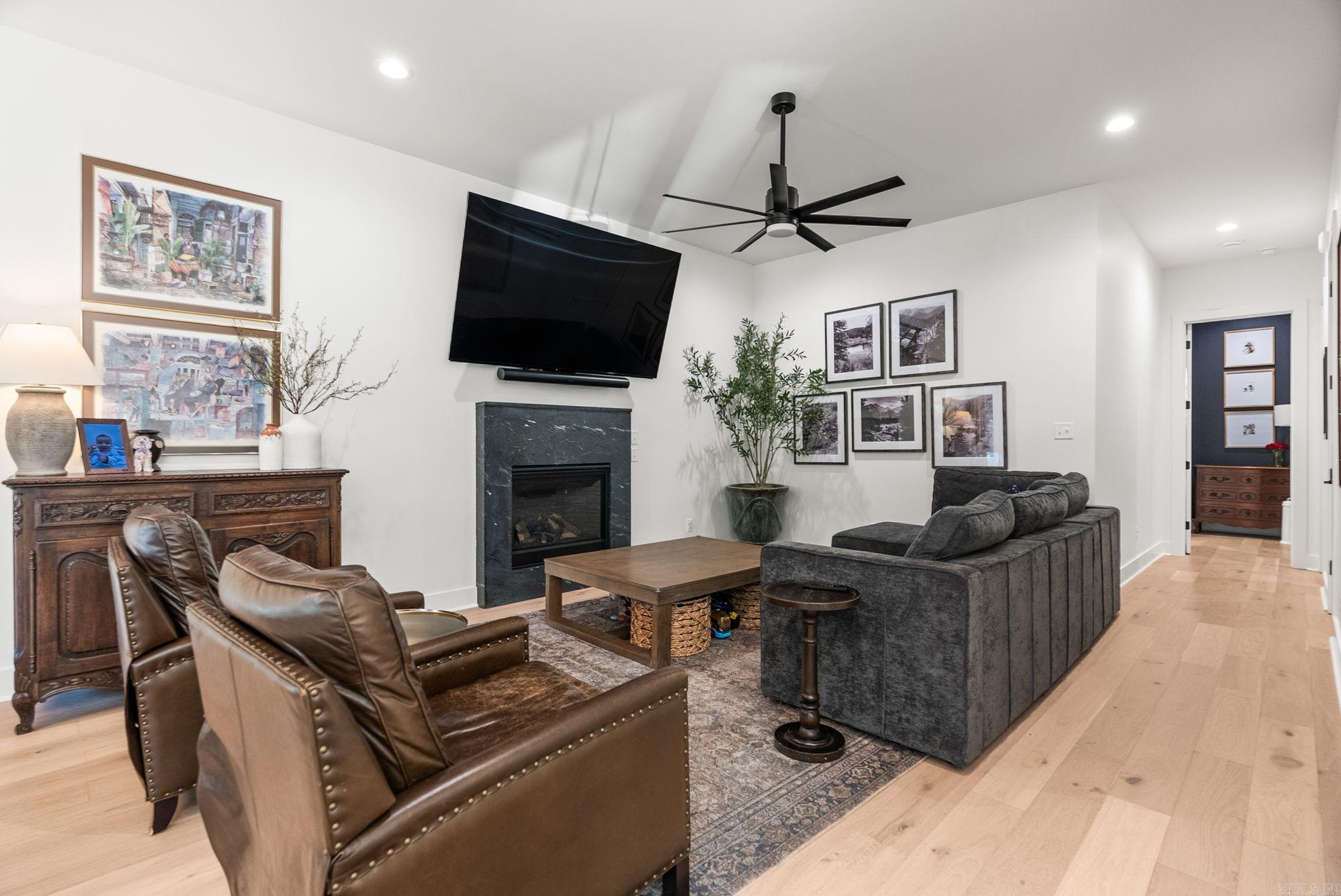 HOLLYWOOD - Residential