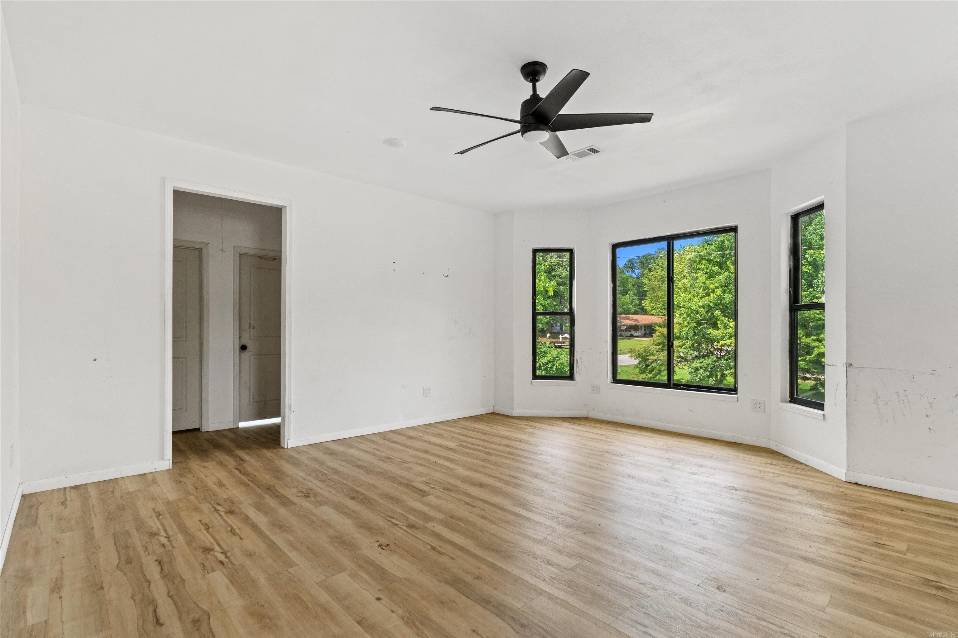 BEAUTIFUL LAKEVIEW - Residential