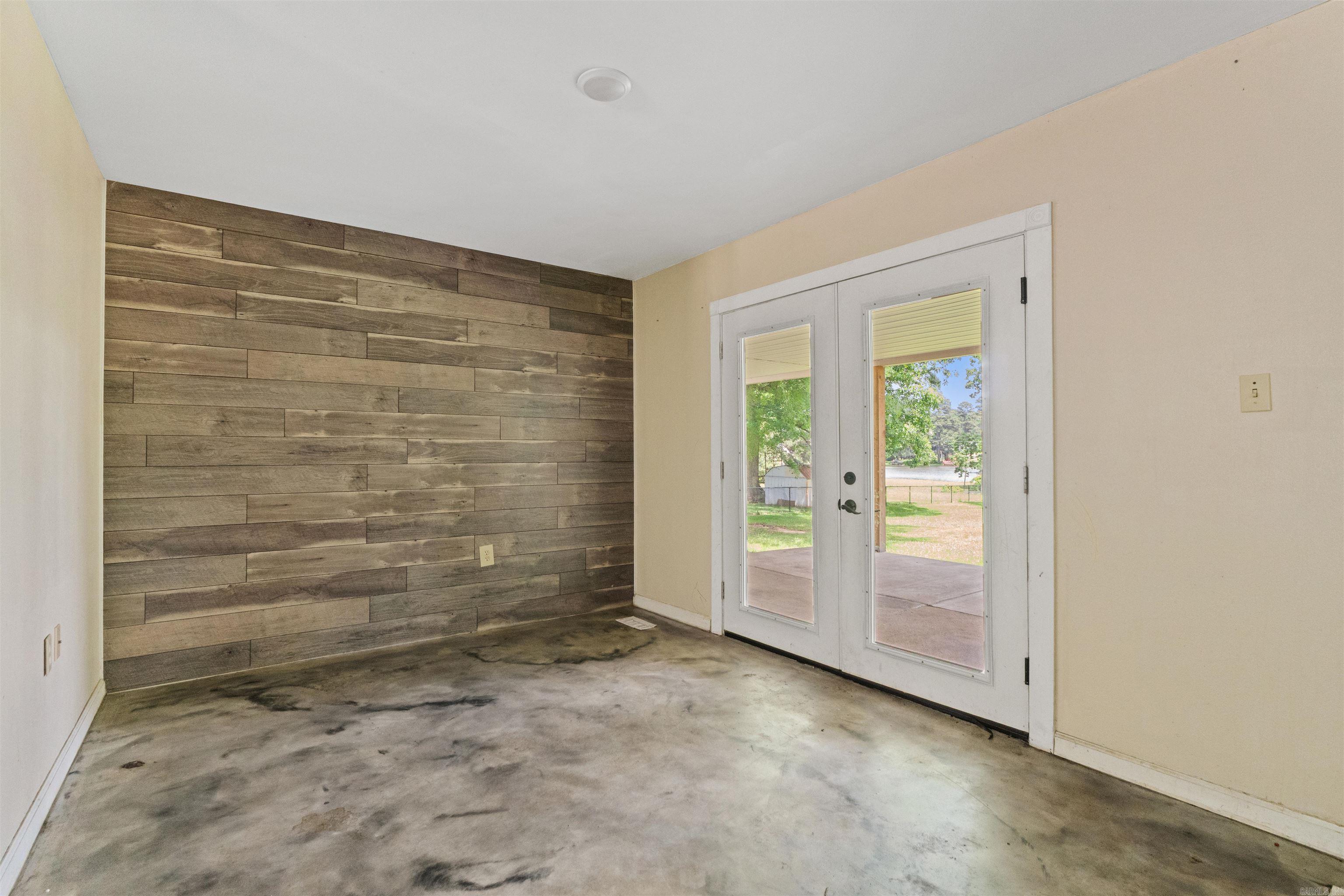 BEAUTIFUL LAKEVIEW - Residential