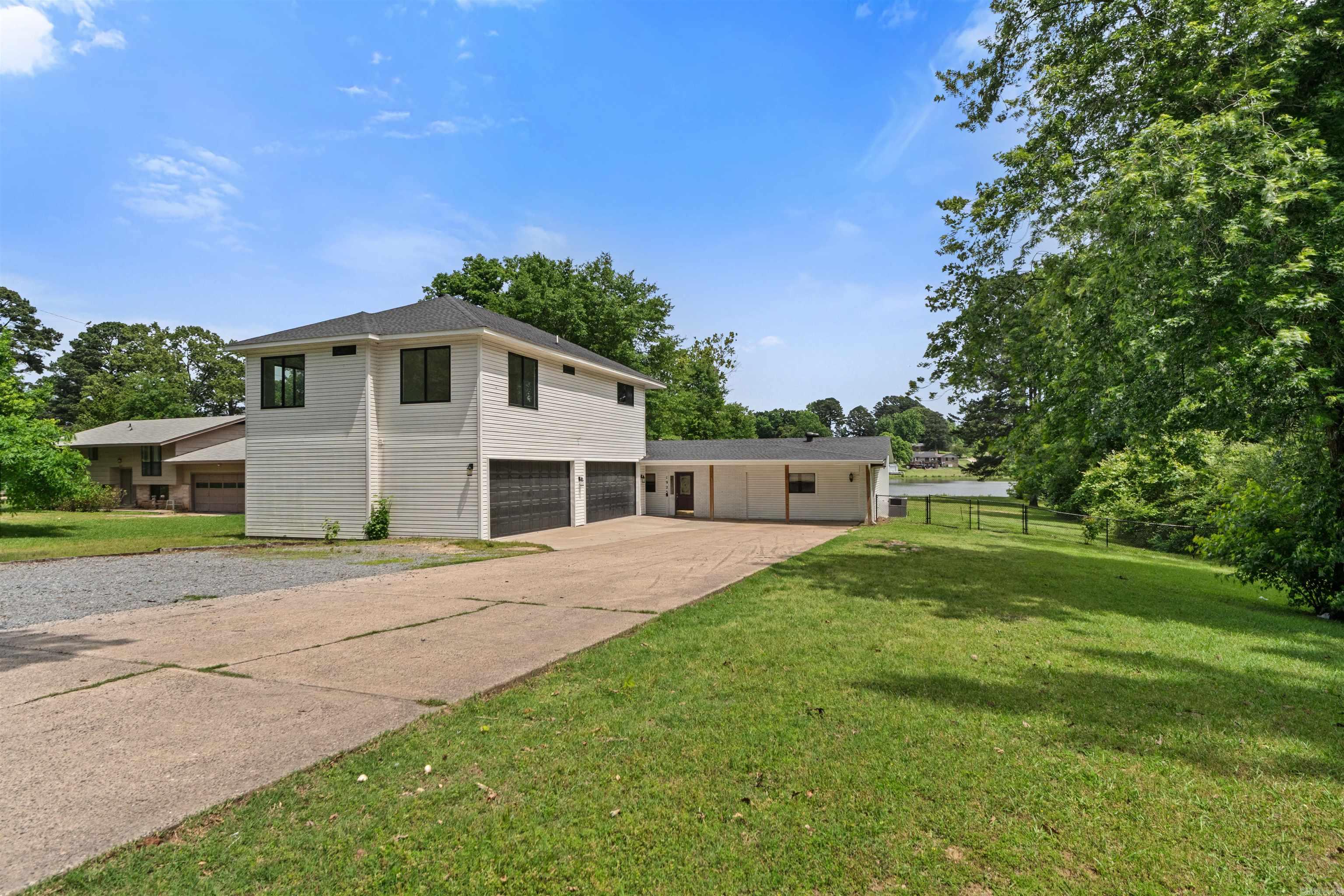 BEAUTIFUL LAKEVIEW - Residential