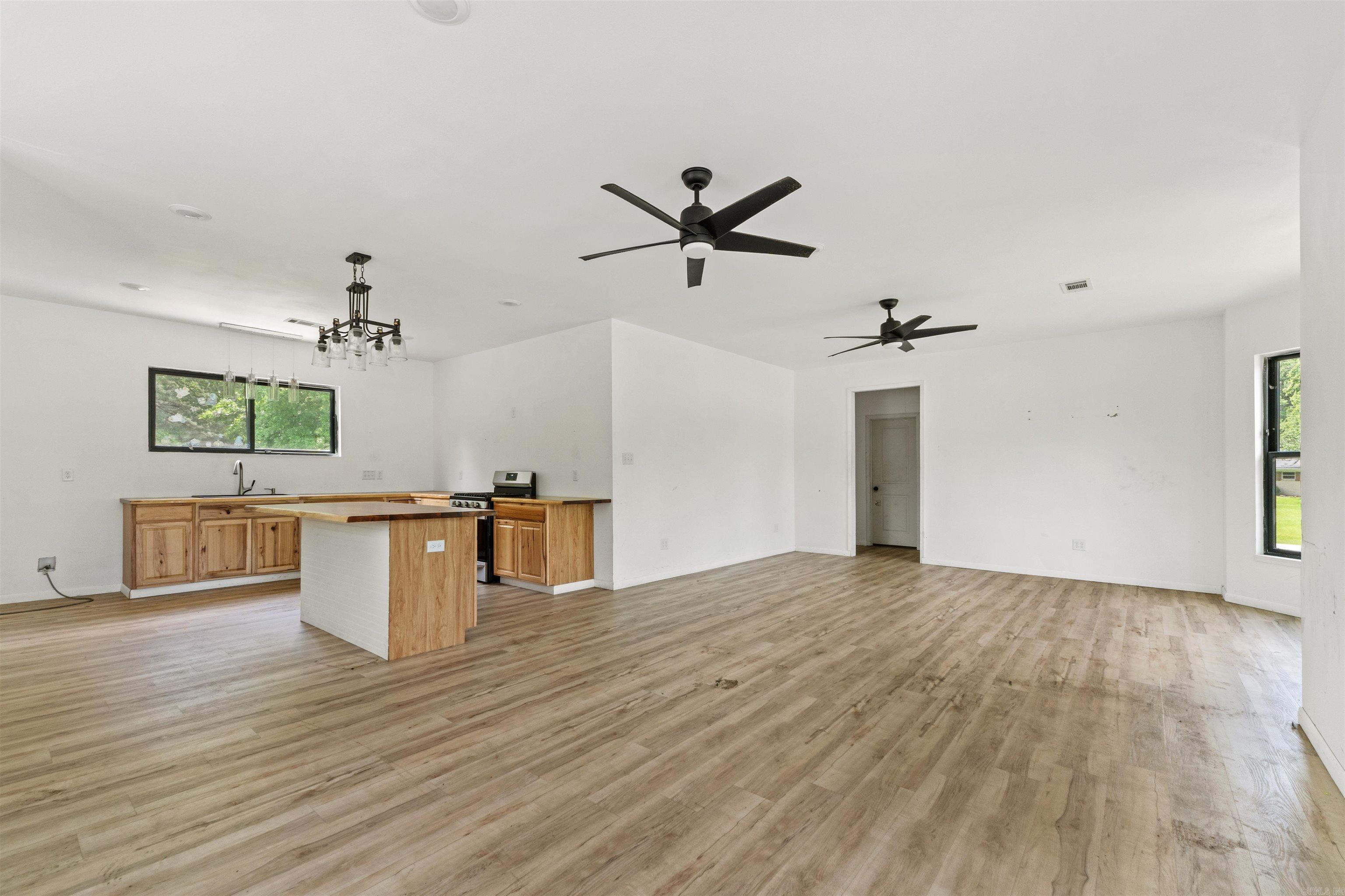 BEAUTIFUL LAKEVIEW - Residential