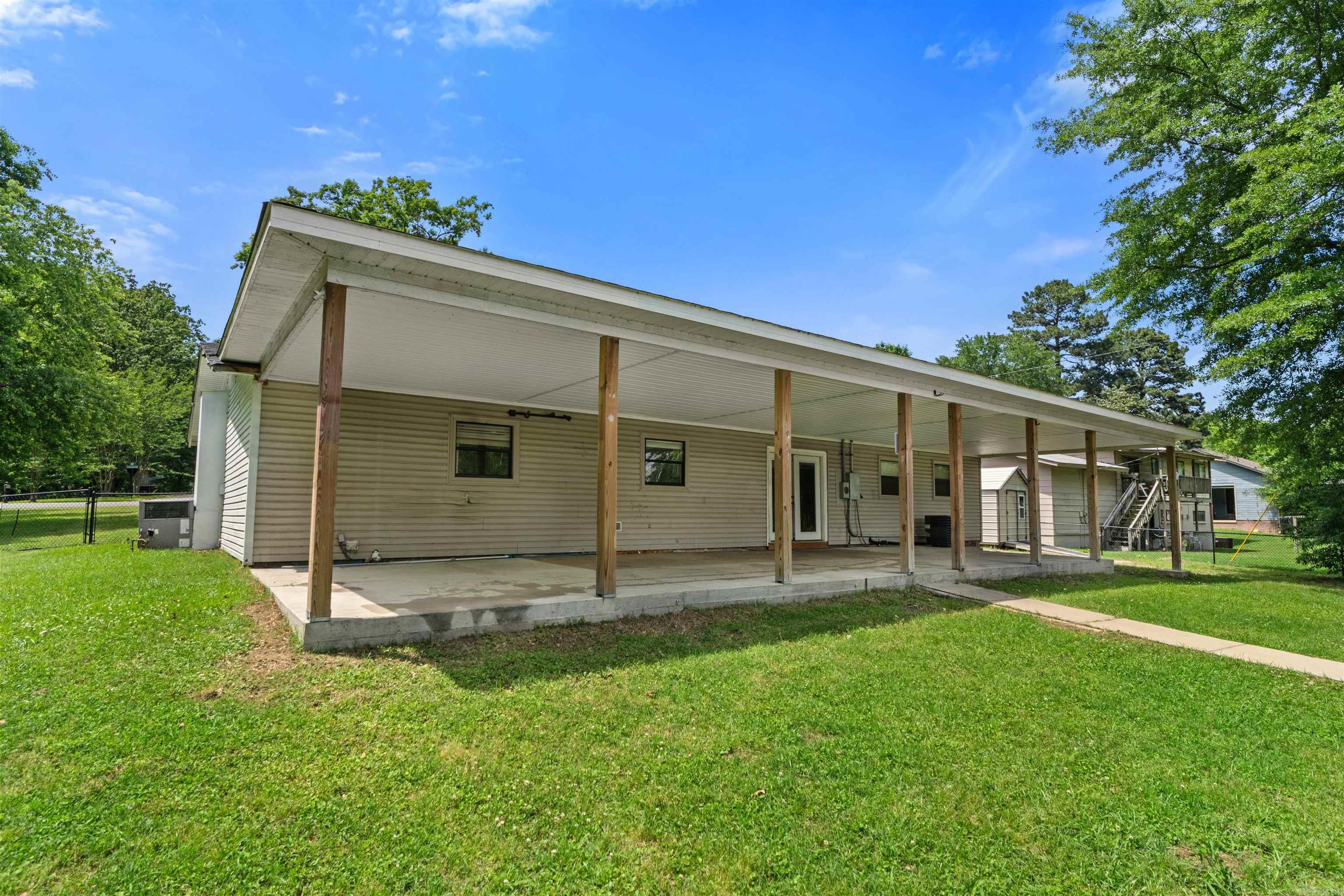 BEAUTIFUL LAKEVIEW - Residential