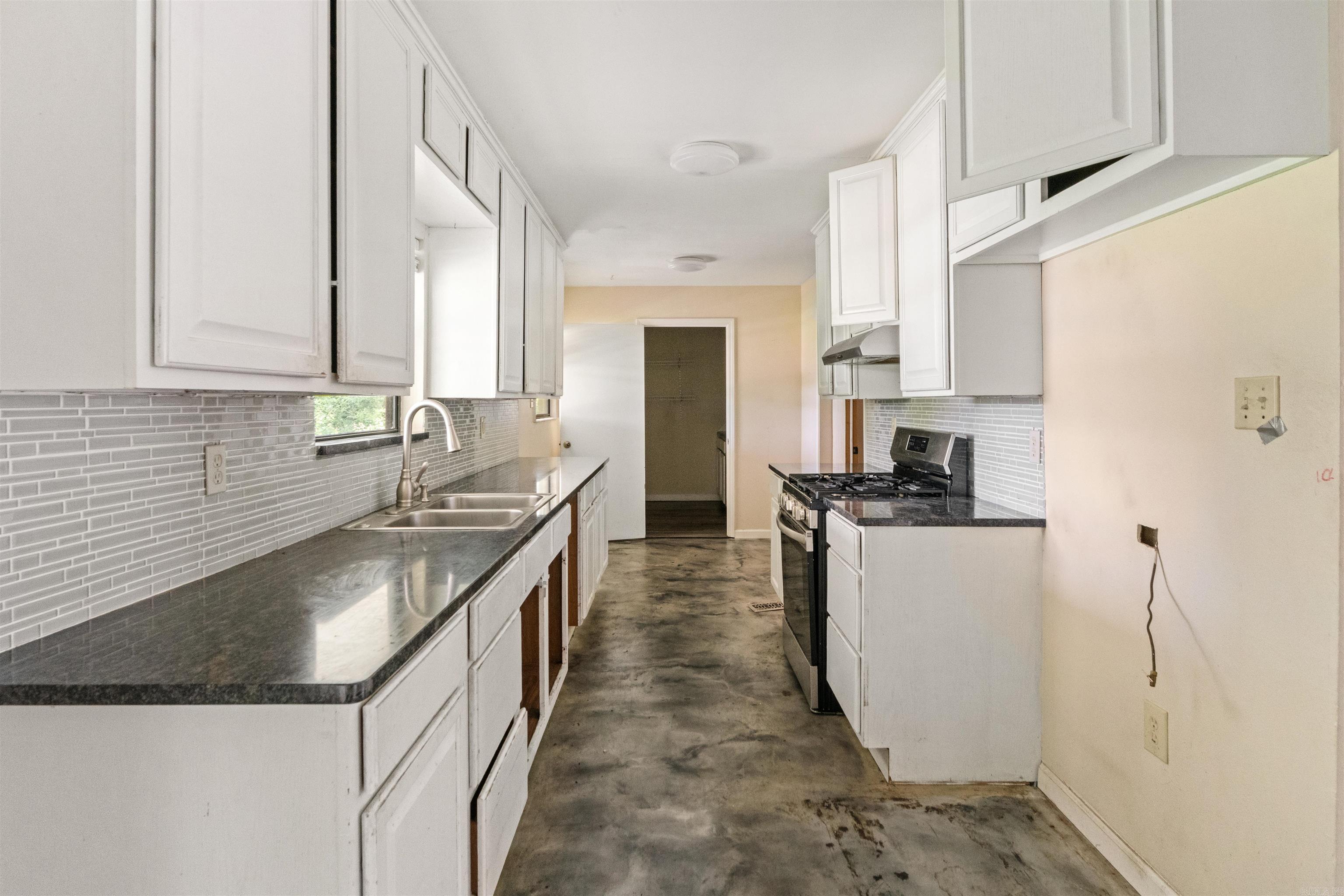 BEAUTIFUL LAKEVIEW - Residential