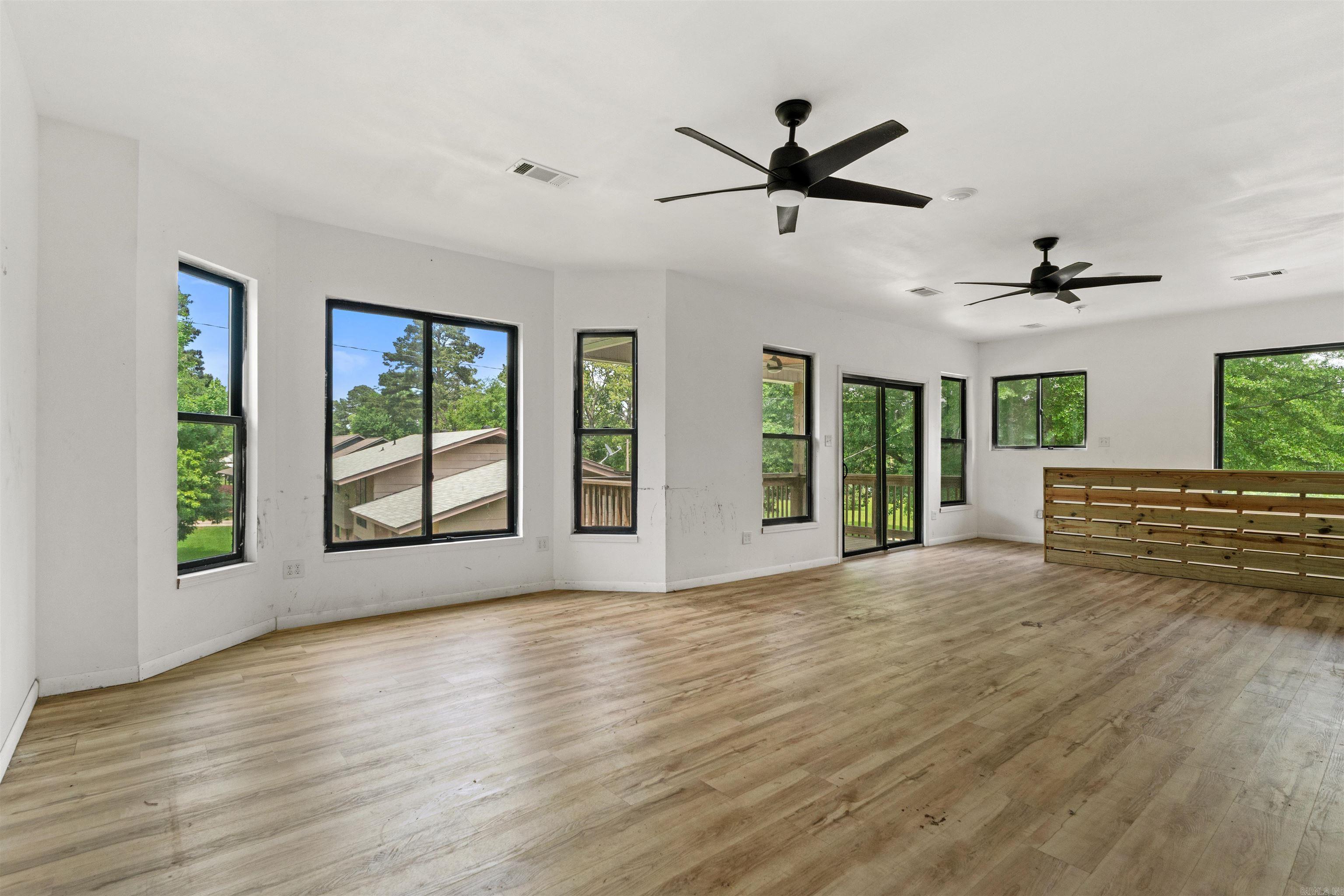 BEAUTIFUL LAKEVIEW - Residential