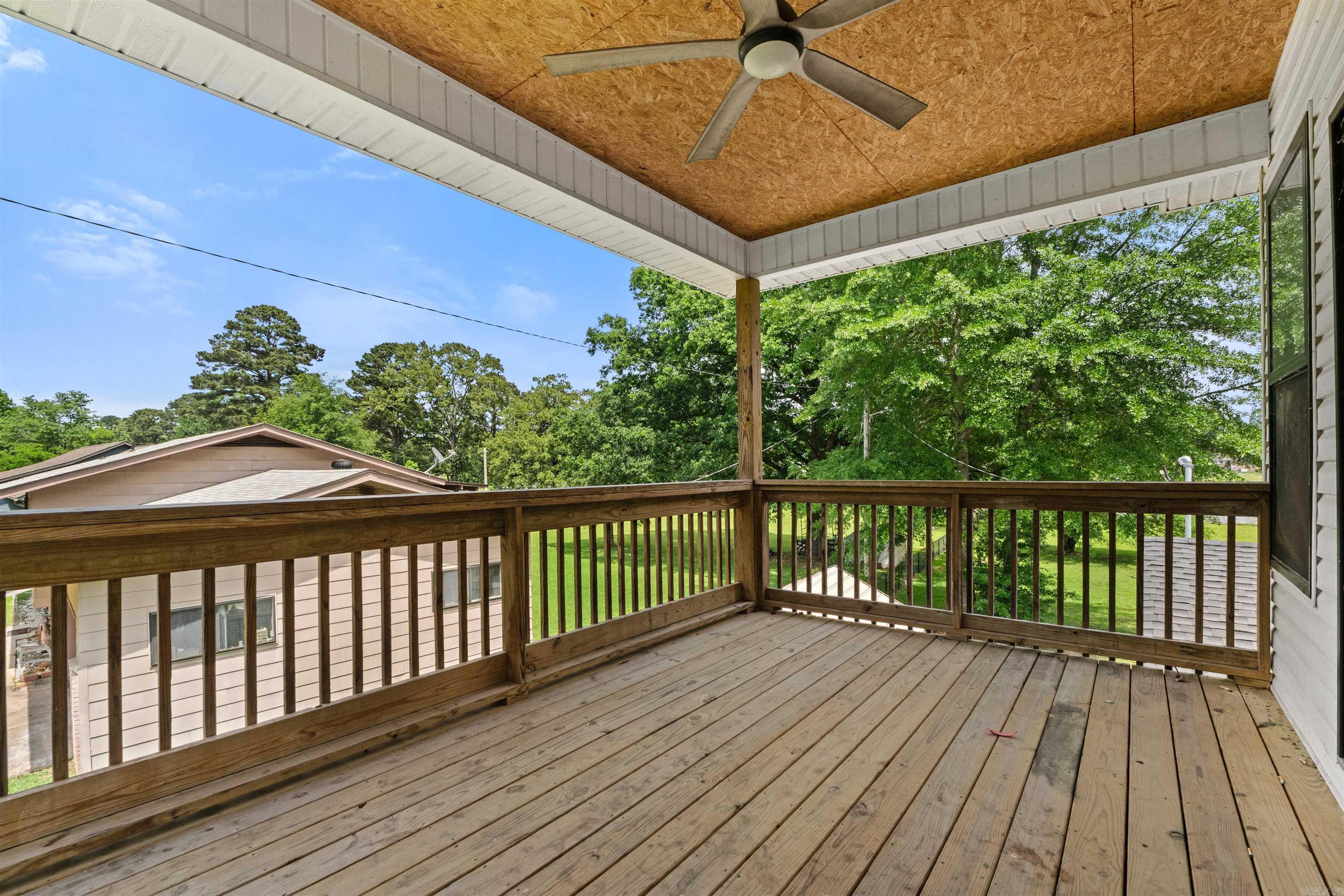 BEAUTIFUL LAKEVIEW - Residential