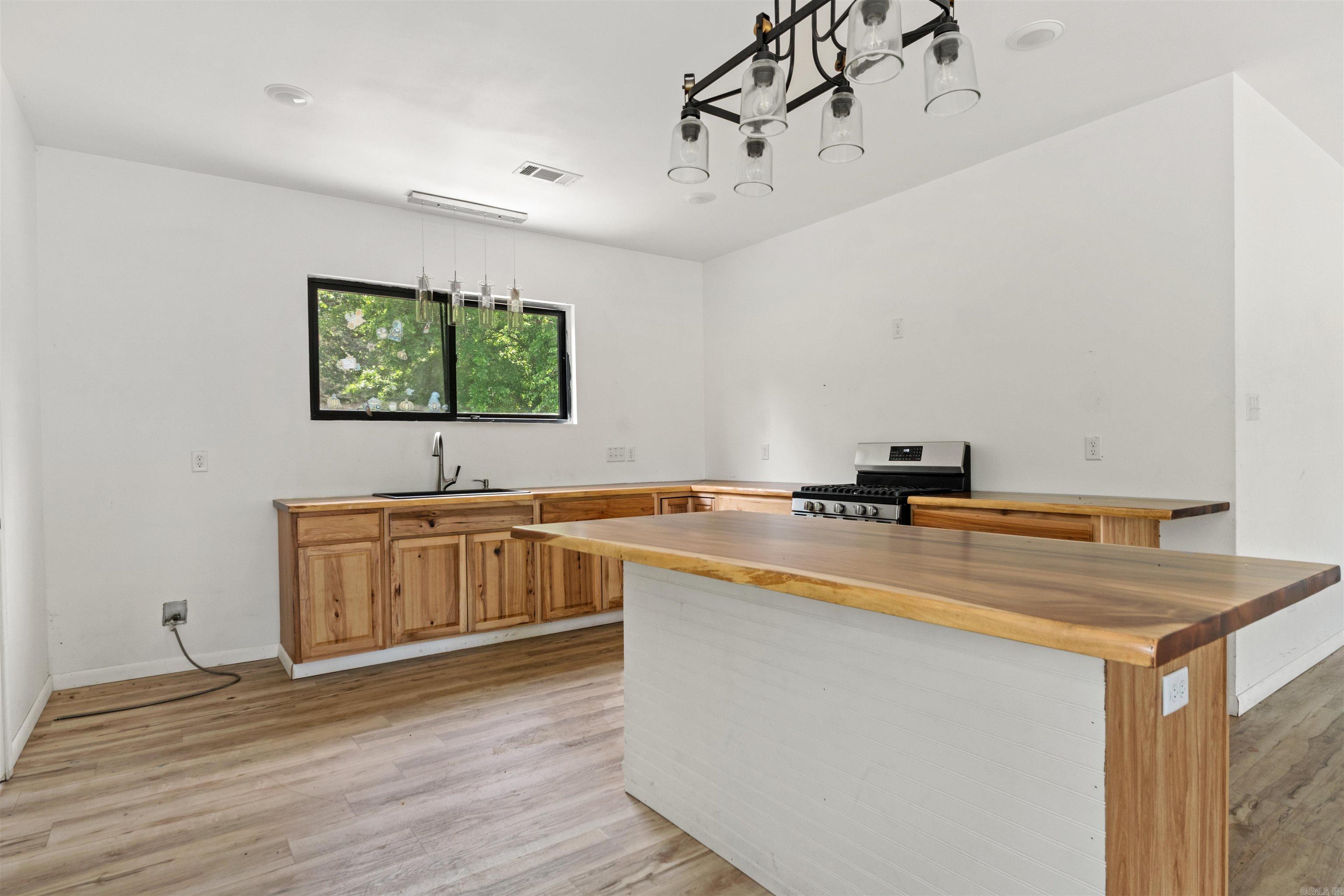BEAUTIFUL LAKEVIEW - Residential