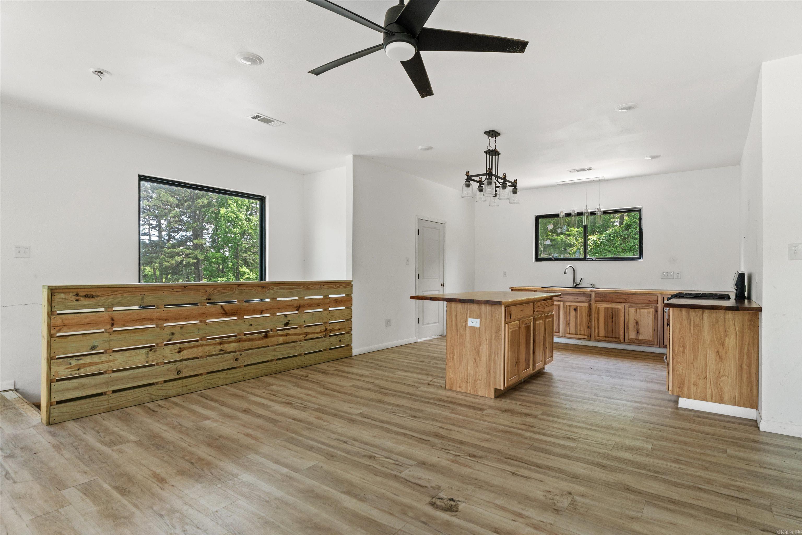BEAUTIFUL LAKEVIEW - Residential