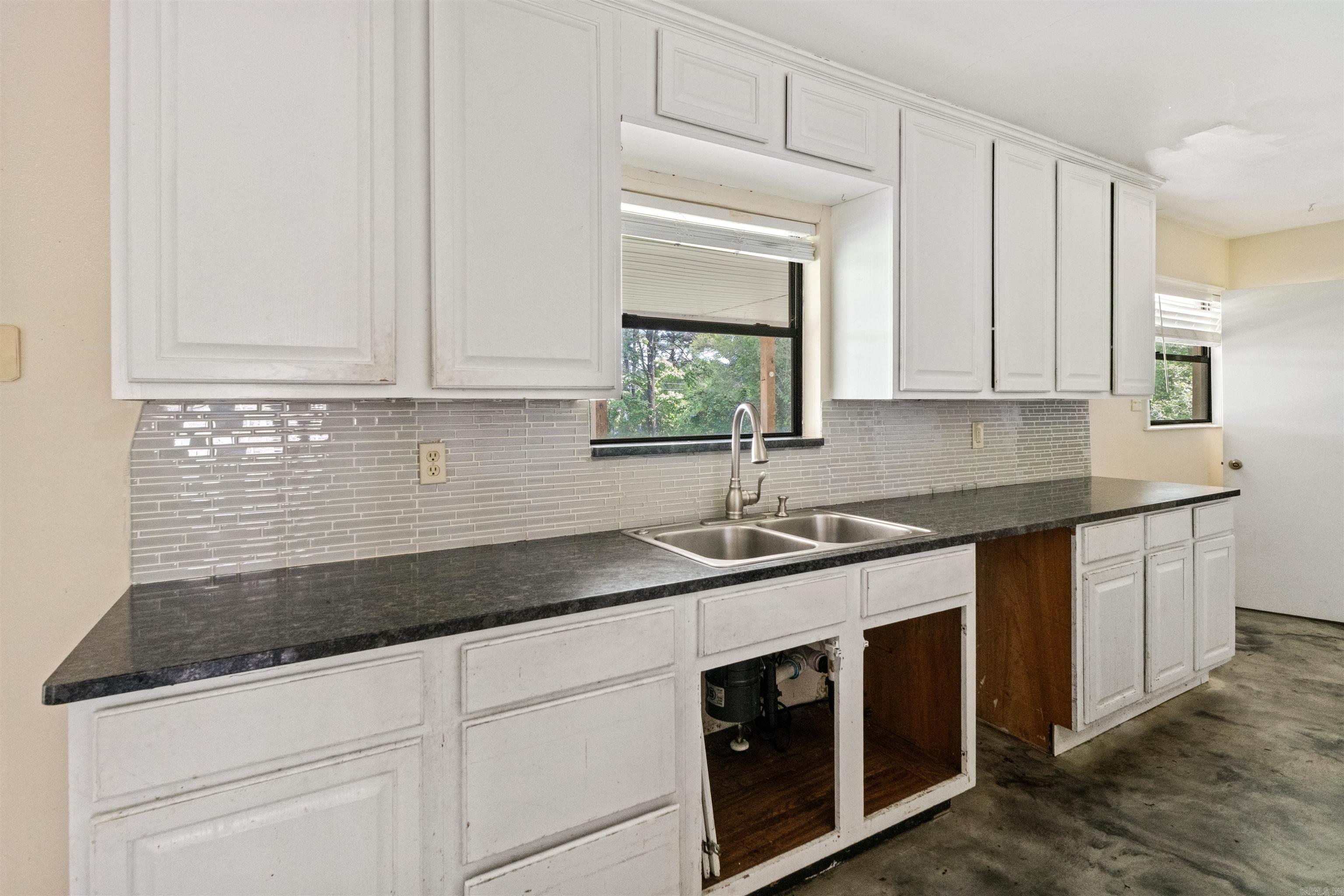 BEAUTIFUL LAKEVIEW - Residential