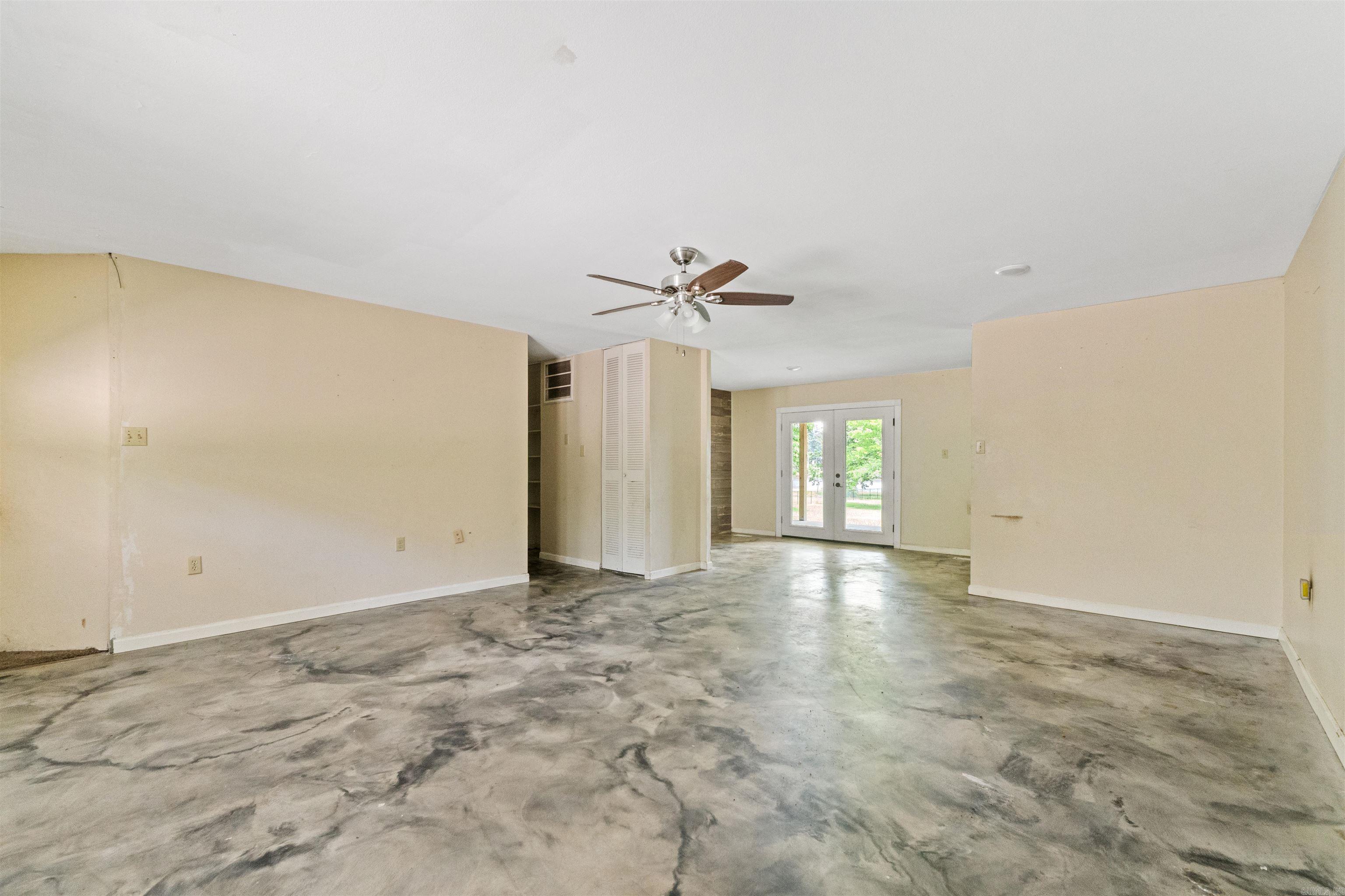 BEAUTIFUL LAKEVIEW - Residential