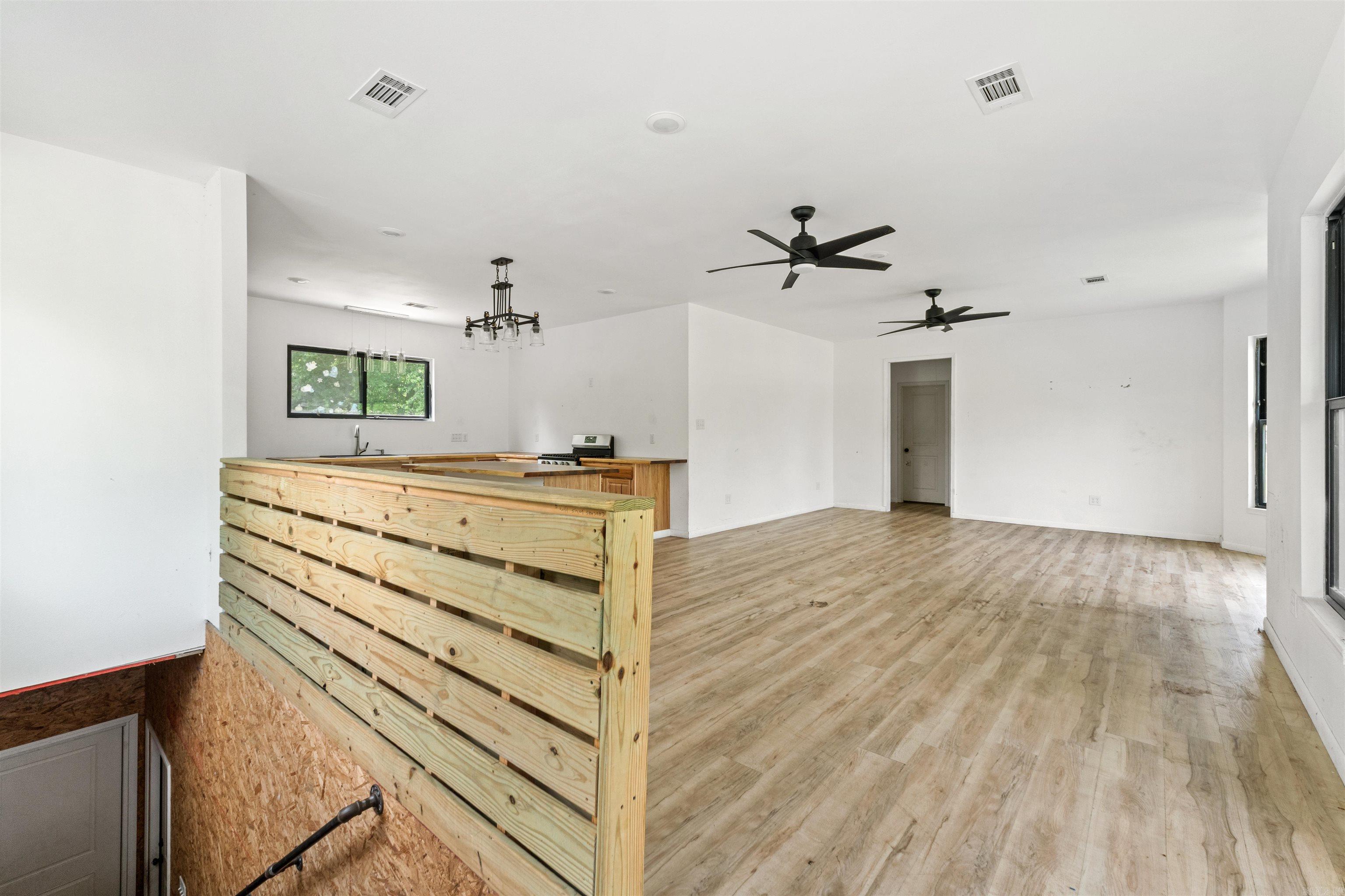 BEAUTIFUL LAKEVIEW - Residential
